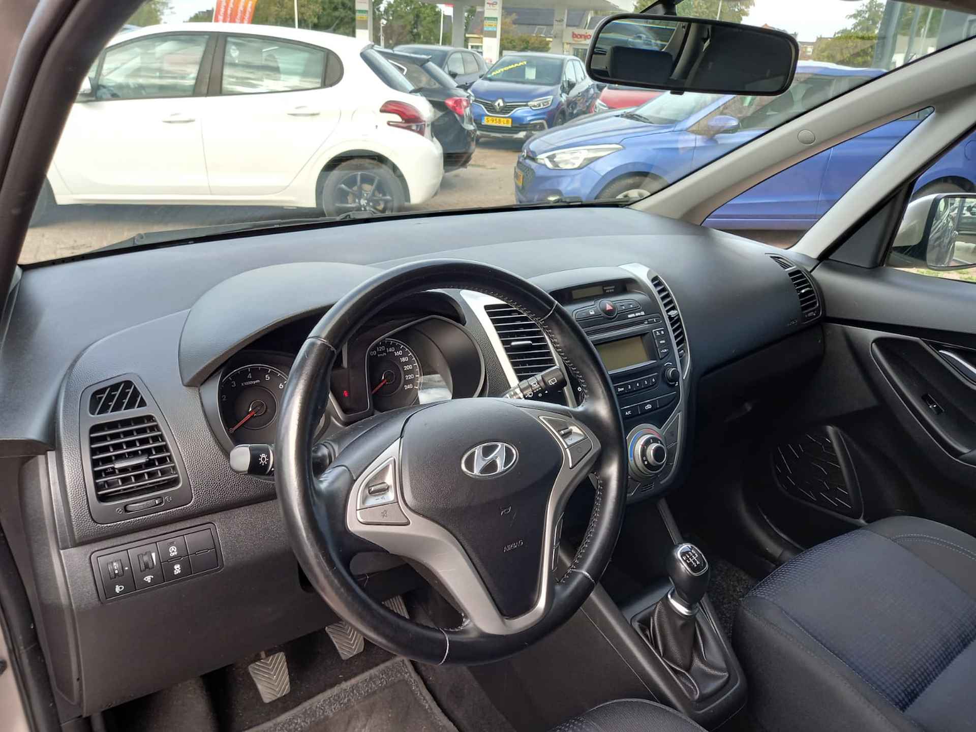 Hyundai ix20 1.4i i-Drive, Airco, Elektrische ramen voor, Elektrische spiegels, Radio/CD/Aux/USB, Licht metalen velgen, Centrale vergrendelin ,Armsteun voor en achter, Achterbank in delen inklapbaar, Nette auto inclusief BOVAG garantie - 12/27