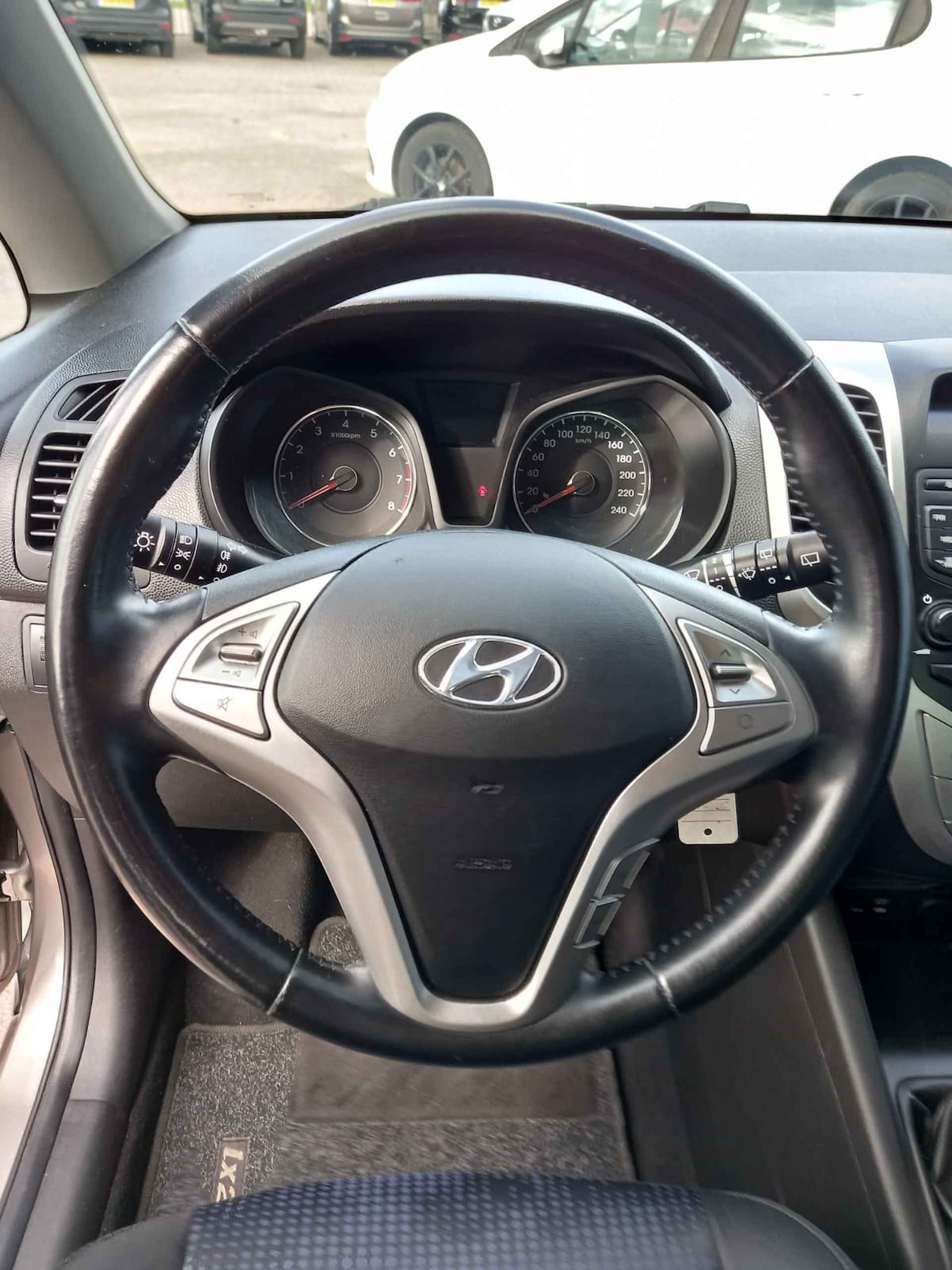 Hyundai ix20 1.4i i-Drive, Airco, Elektrische ramen voor, Elektrische spiegels, Radio/CD/Aux/USB, Licht metalen velgen, Centrale vergrendelin ,Armsteun voor en achter, Achterbank in delen inklapbaar, Nette auto inclusief BOVAG garantie - 14/27