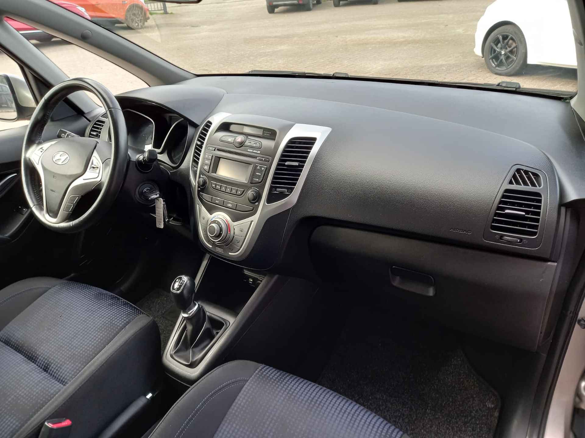 Hyundai ix20 1.4i i-Drive, Airco, Elektrische ramen voor, Elektrische spiegels, Radio/CD/Aux/USB, Licht metalen velgen, Centrale vergrendelin ,Armsteun voor en achter, Achterbank in delen inklapbaar, Nette auto inclusief BOVAG garantie - 15/27