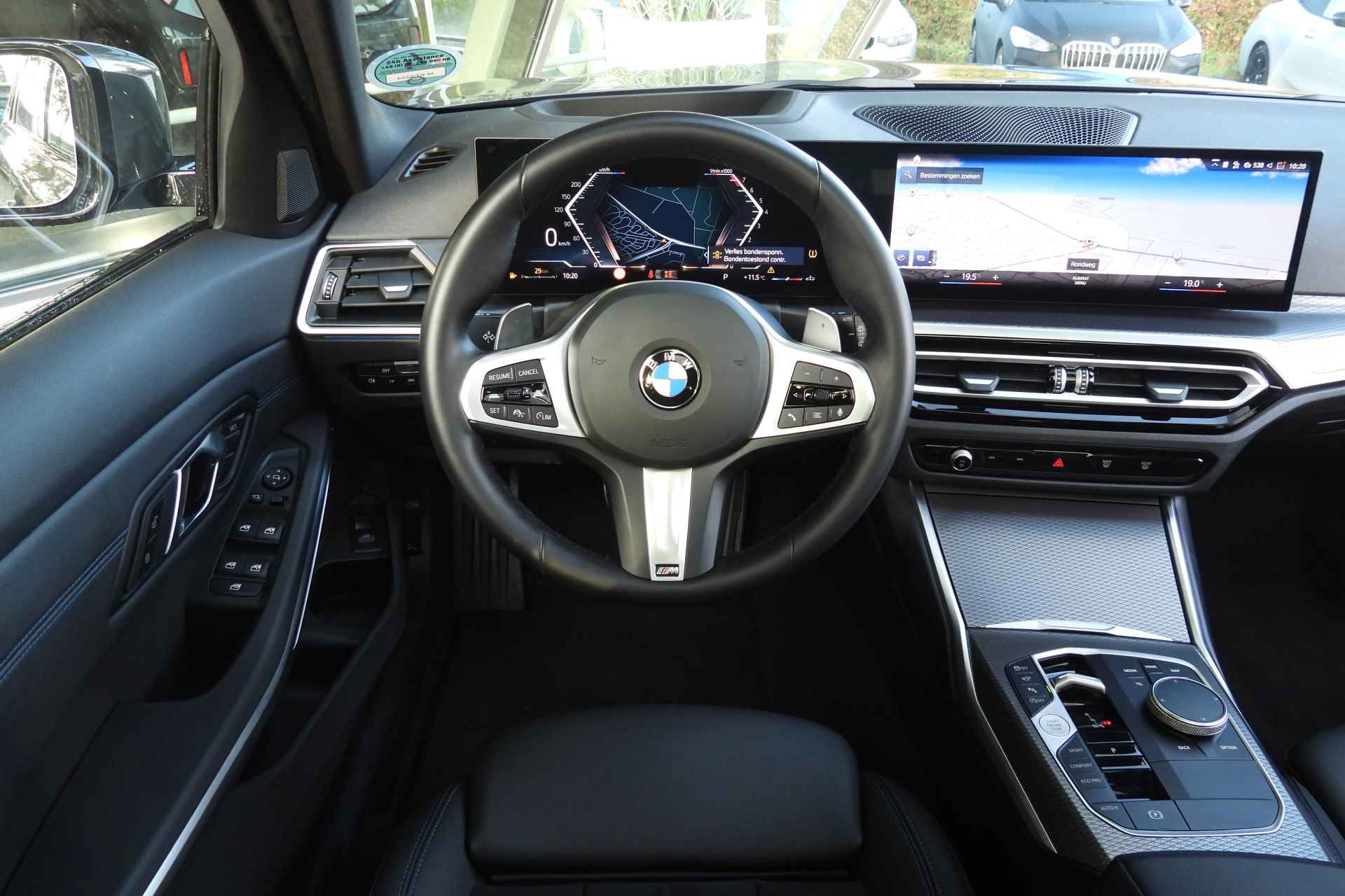 BMW 3 Serie Touring 320i High Executive M Sport Automaat / Panoramadak / Trekhaak / Sportstoelen / Adaptieve LED / Active Cruise Control / Parking Assistant Plus / Adaptief M Onderstel - 4/41