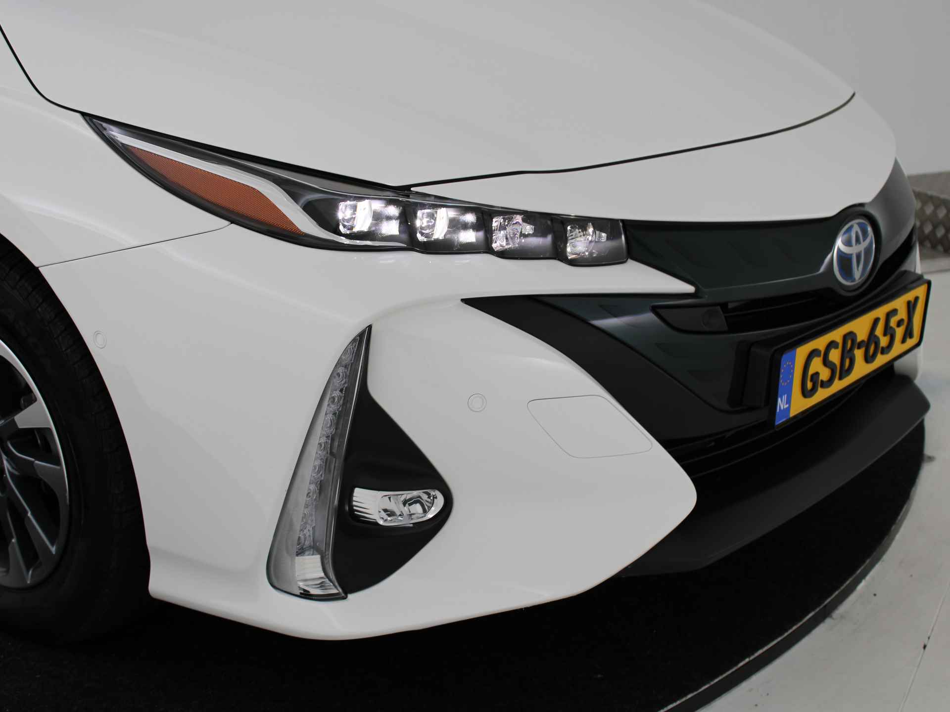 Toyota Prius 1.8 Plug-in Hybrid Dynamic Limited | Head up Display | Navigatie | Stoelverwarming | Cruise Control Adaptief | Camera | - 42/47