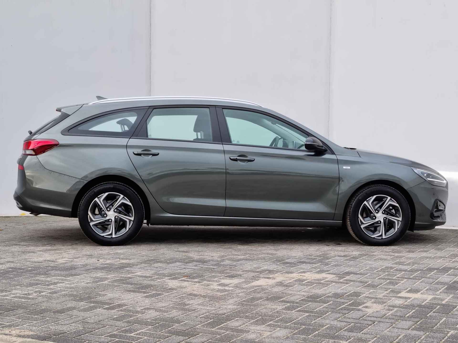 Hyundai i30 Wagon 1.0 T-GDi MHEV Comfort Smart Automaat / Private Lease Vanaf €629,- / Navigatie / Android Auto & Apple Carplay / - 16/42