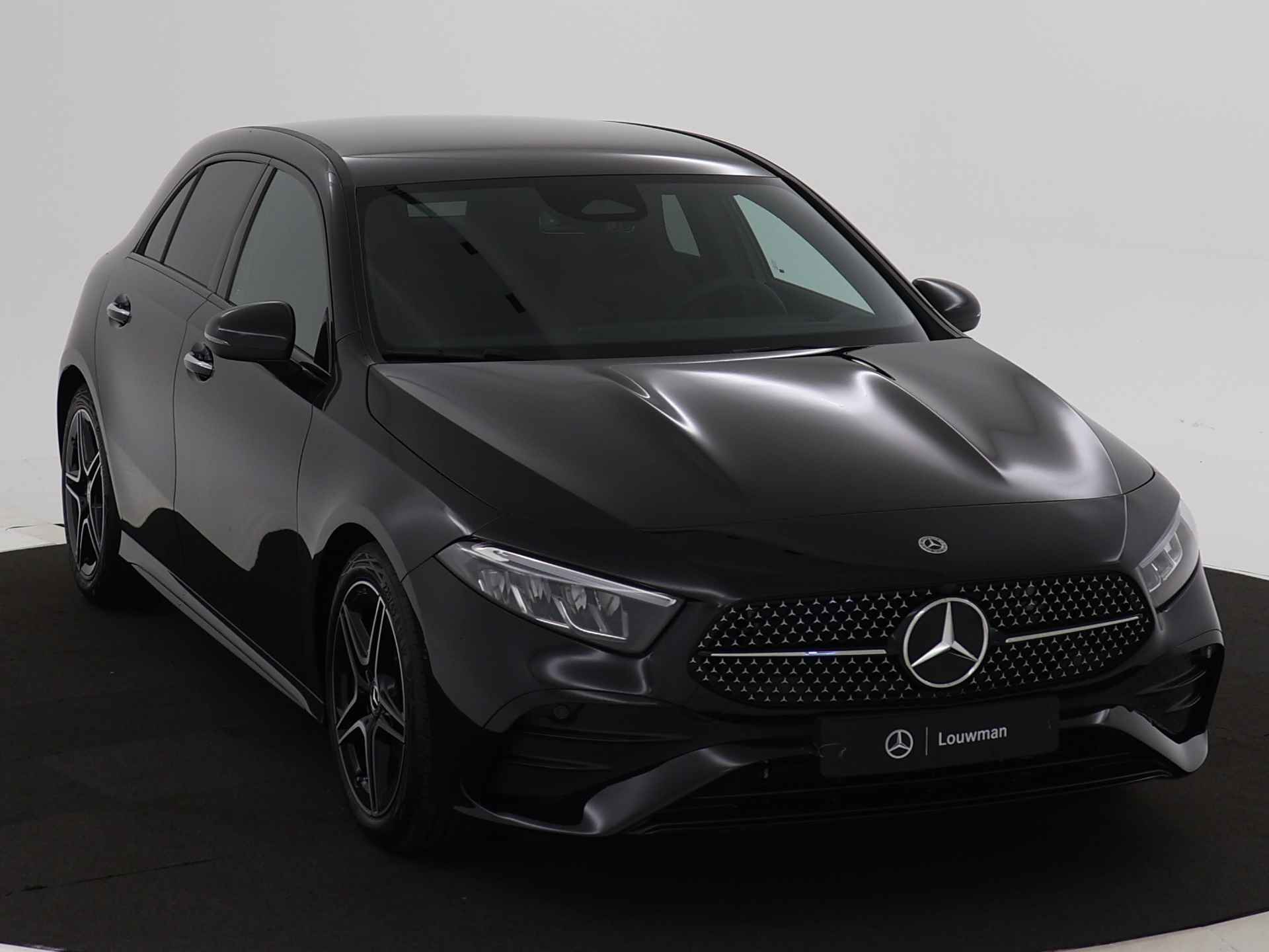 Mercedes-Benz A-Klasse 180 Star Edition AMG Line | Nightpakket | Parkeerpakket met achteruitrijcamera | KEYLESS GO | 	Sfeerverlichting | Extra USB-poorten | Antidiefstalpakket URBAN GUARD PLUS | Dodehoekassistent | - 23/39