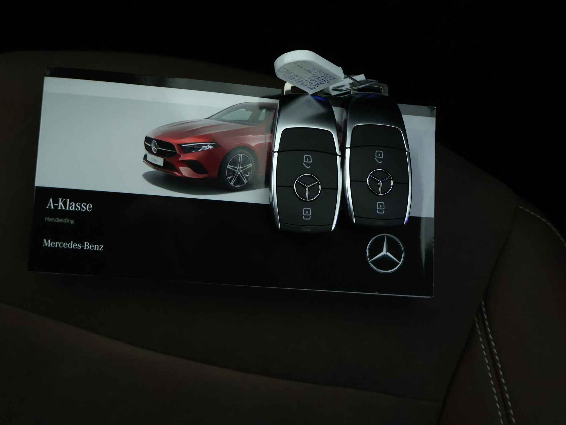 Mercedes-Benz A-Klasse 180 Star Edition AMG Line | Nightpakket | Parkeerpakket met achteruitrijcamera | KEYLESS GO | 	Sfeerverlichting | Extra USB-poorten | Antidiefstalpakket URBAN GUARD PLUS | Dodehoekassistent | - 26/39