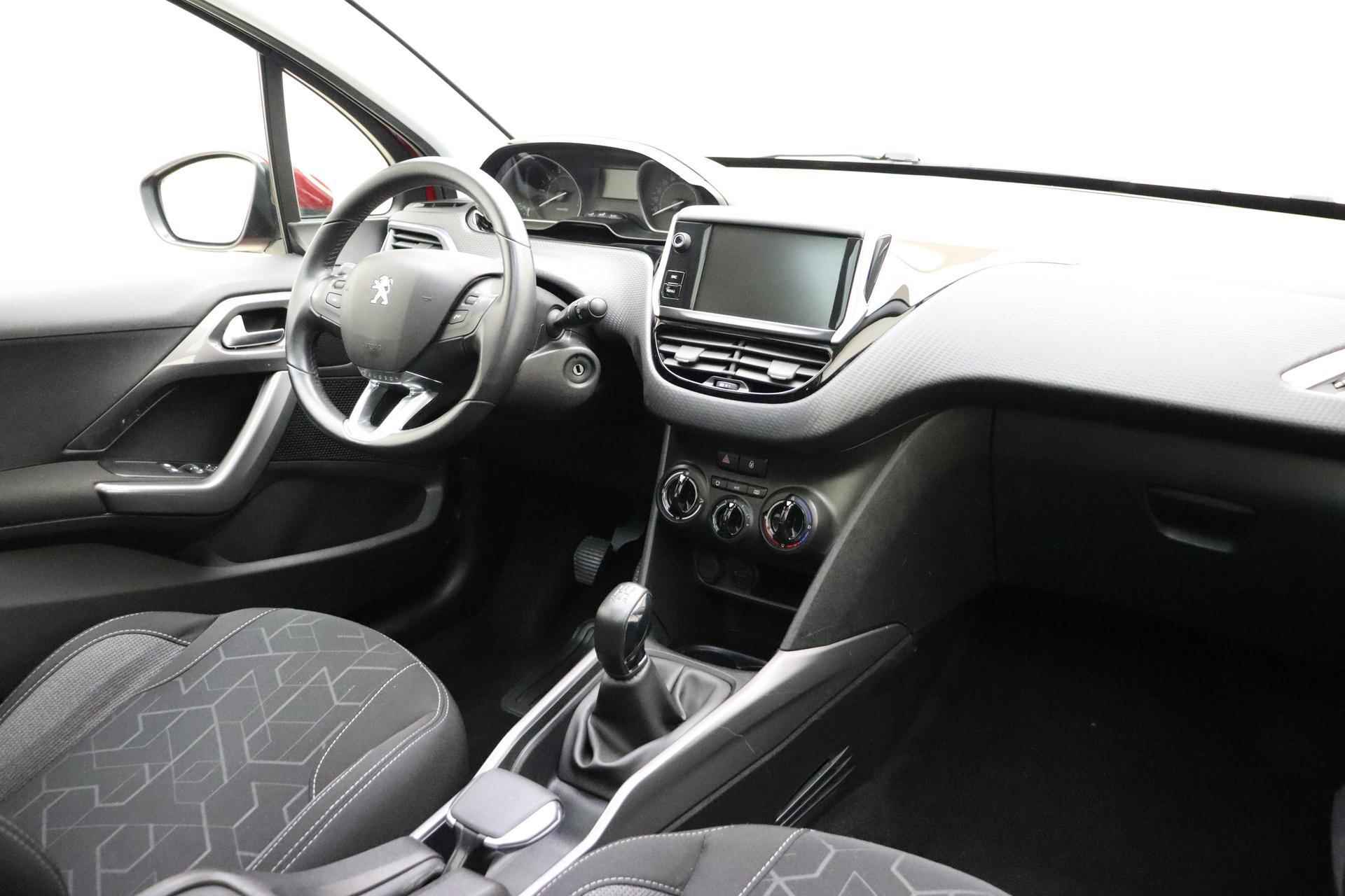 Peugeot 2008 1.2 PureTech Blue Lion 110 PK | Handgeschakeld | Trekhaak | Panorama dak | Airco | Cruise Control | Elektrische ramen | Navigatie | Radio / Bluetooth - 4/31