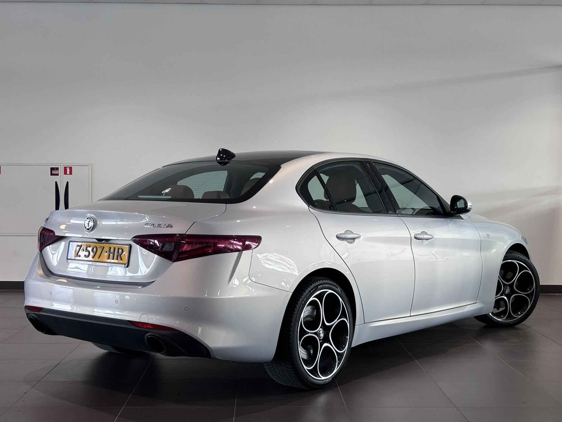 Alfa Romeo Giulia Ti 2.0 TURBO 280pk Q4 AWD AUTOMAAT | COGNAC LEDER | SCHUIF/KANTELDAK | NAVI | CAMERA | 19" LM-VELGEN | - 9/75