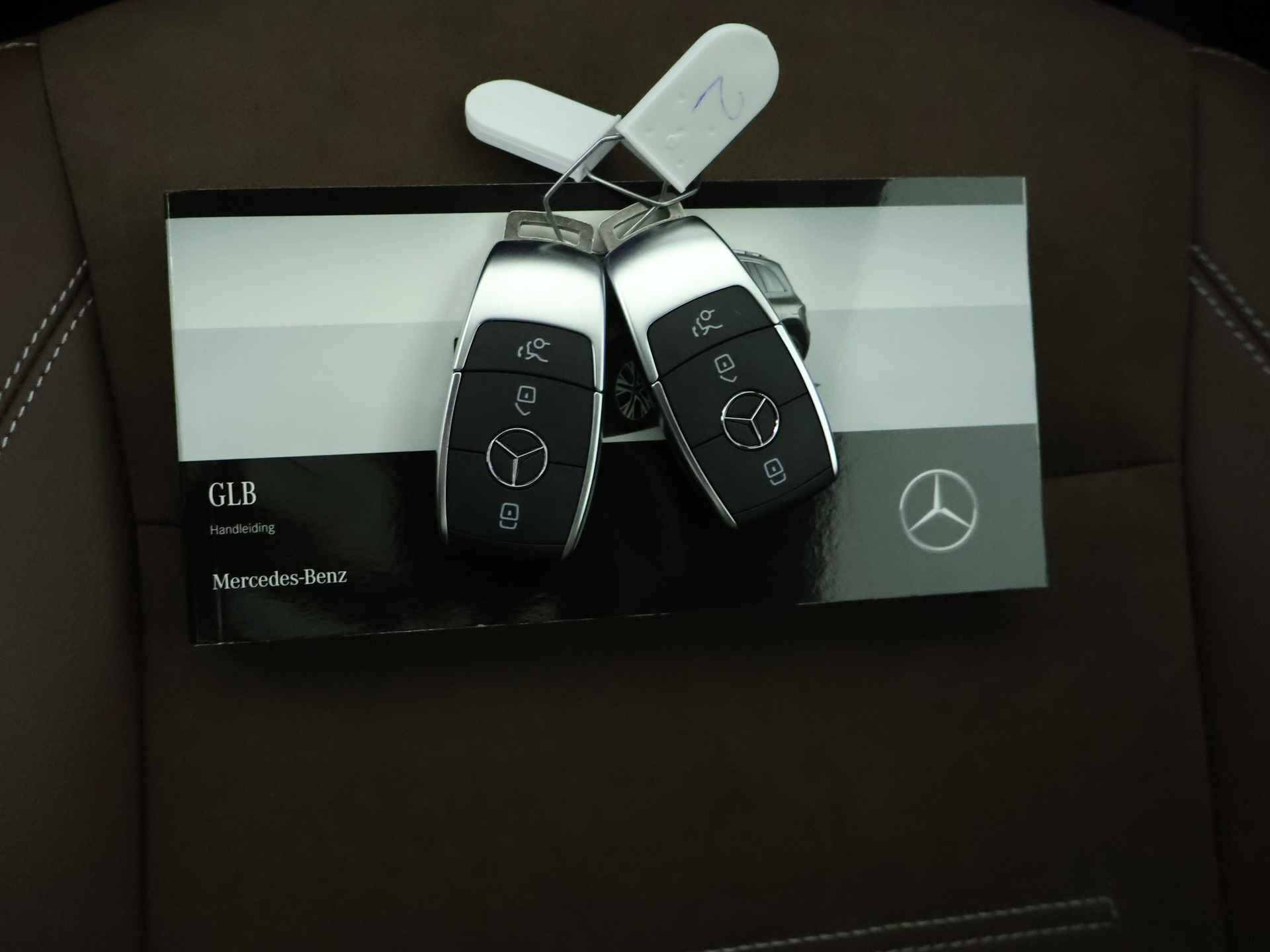 Mercedes-Benz GLB 180 Star Edition AMG Line 7p | Nightpakket | Trekhaak | Keyless-Go comfortpakket | EASY PACK achterklep | GUARD 360 ° Vehicle protection Plus | Winter pakket | Parkeerpakket met achteruitrijcamera - 15/44