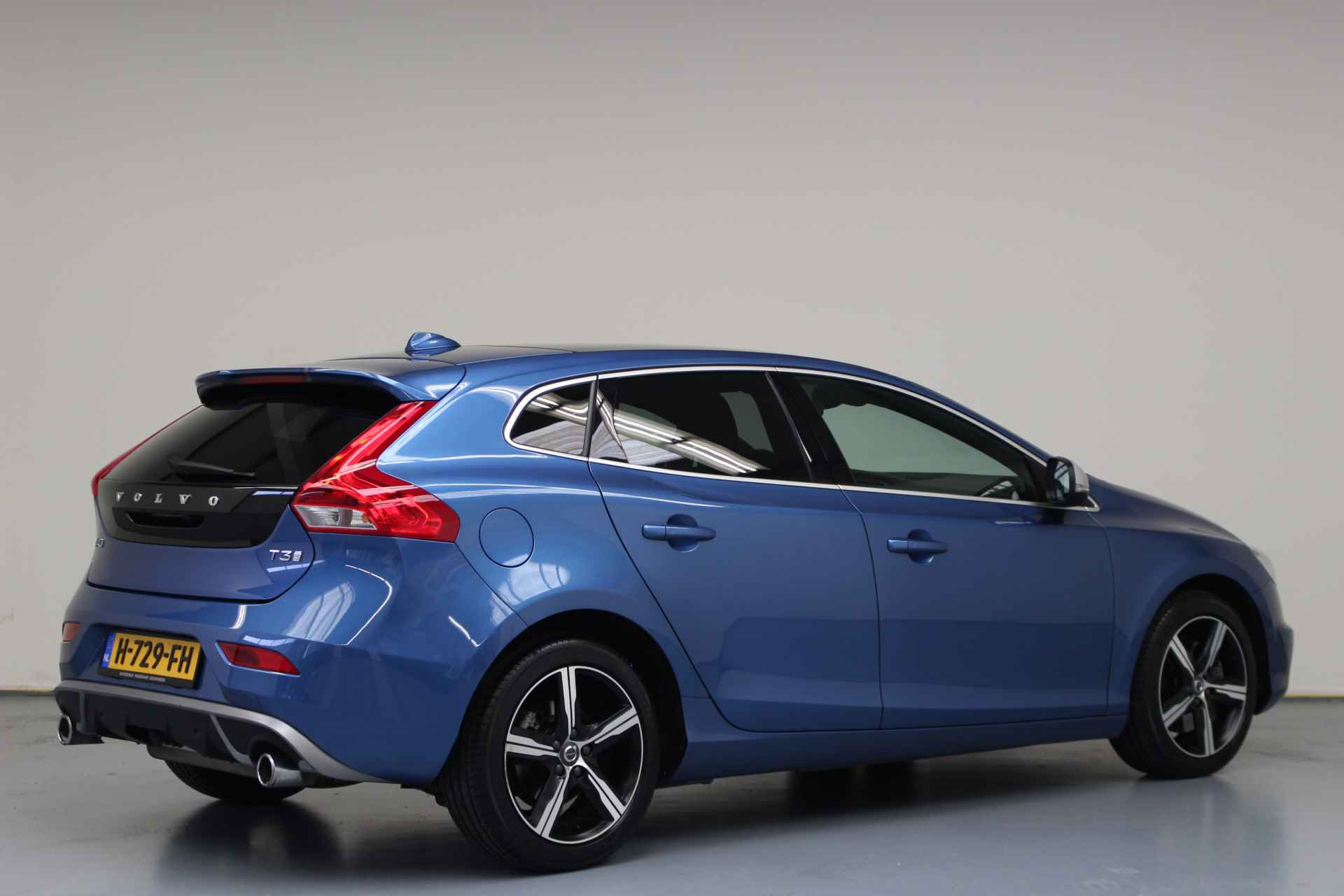 Volvo V40 T3 Polar+ Sport Automaat | Rijklaarprijs | Harman Kardon | Pano dak | Trekhaak - 4/46