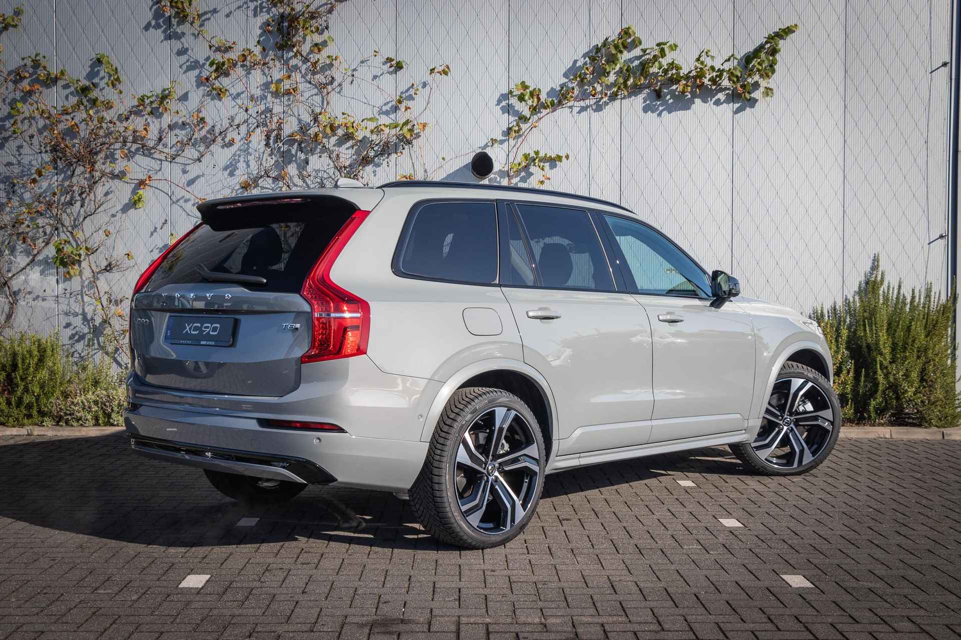 Volvo XC90 T8 Plug-in hybrid AWD Ultra Dark | Luchtvering | Bowers & Wilkins high-end audio | Massagestoelen | 22 Inch | 360 Graden camera | Adaptieve Cruise Control - 4/31