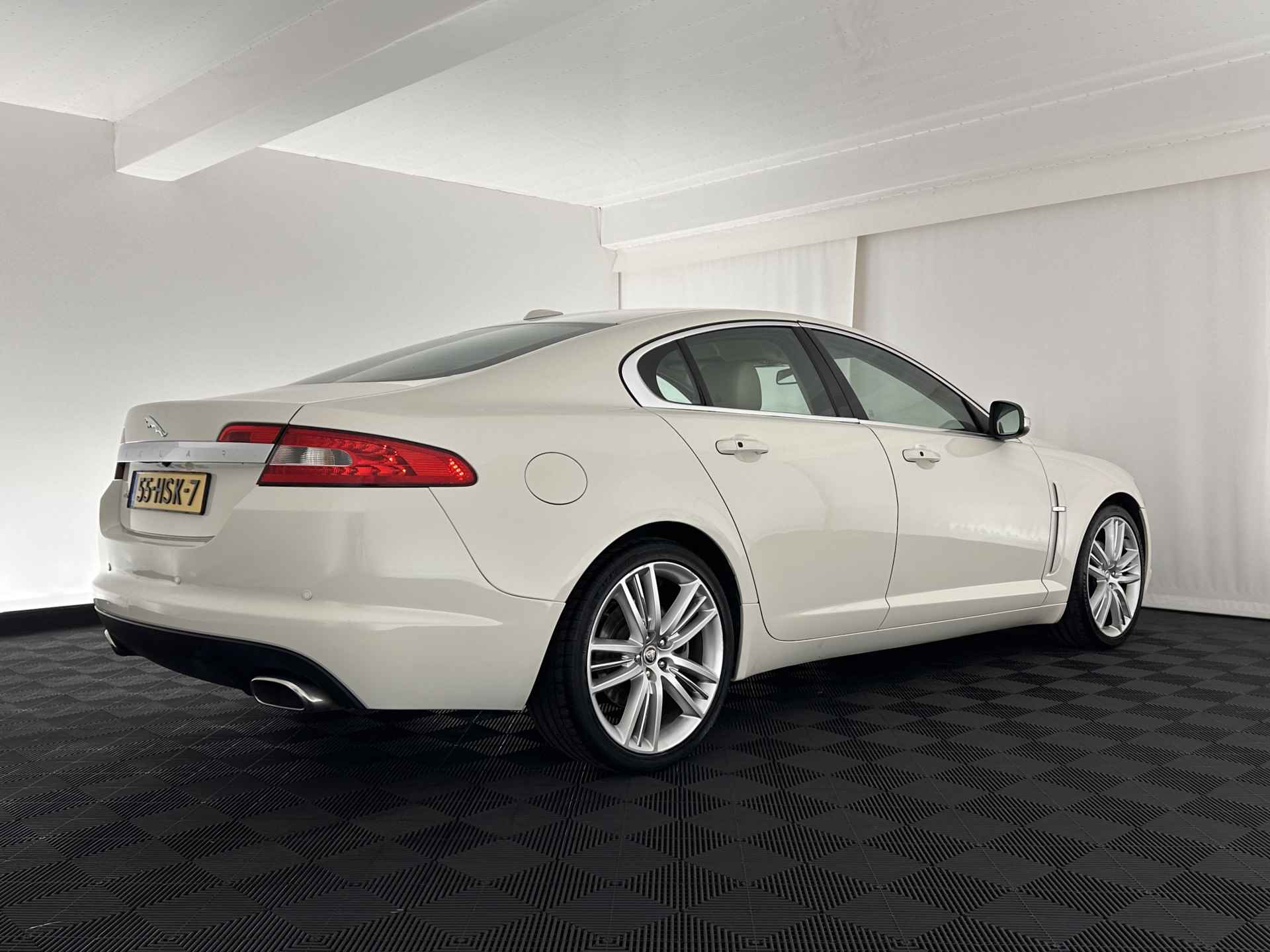 Jaguar XF 2.7D V6 Luxury Aut. *NAVI-FULLMAP | BI-XENON | FULL-LEATHER | MEMORY-PACK | CAMERA | ECC | SHIFT-PADDLES | PDC | KEYLESS | COMFORT-SEATS | 20''ALU* - 6/29