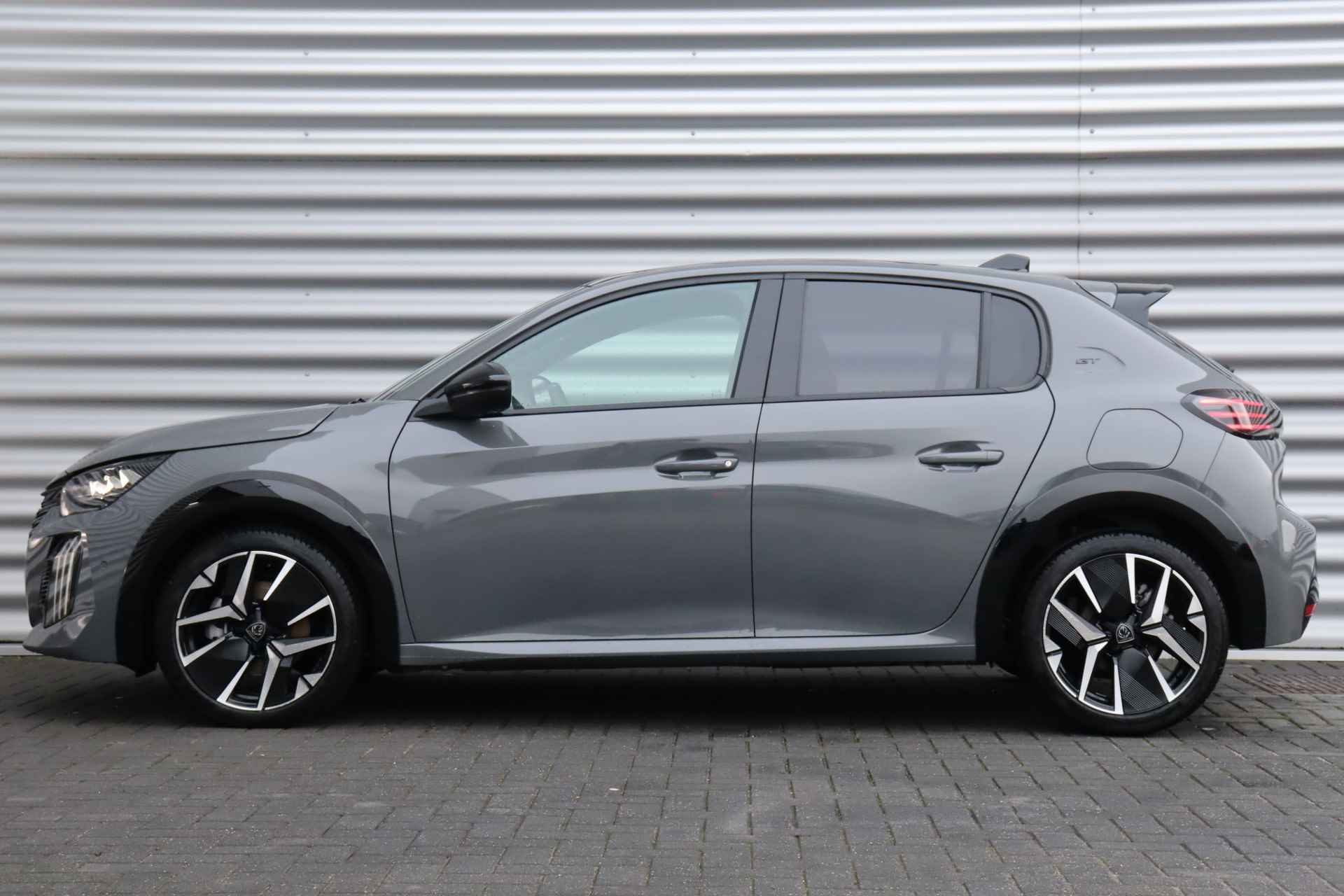 Peugeot 208 HYBRID 100PK GT PACK AUTOMAAT / NAVI / LEDER / CLIMA / PDC / 17" LMV / CAMERA / KEYLESS / PANO. DAK / WINTERPAKKET / ADAPT. CRUI - 2/43