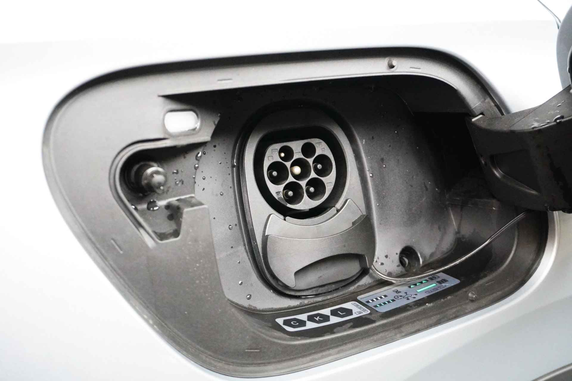 Volkswagen ID.4 GTX 4Motion 77 kWh 300PK | TREKHAAK | WARMTEPOMP | NAVIGATIE | STUUR + STOELVERW. - 25/26