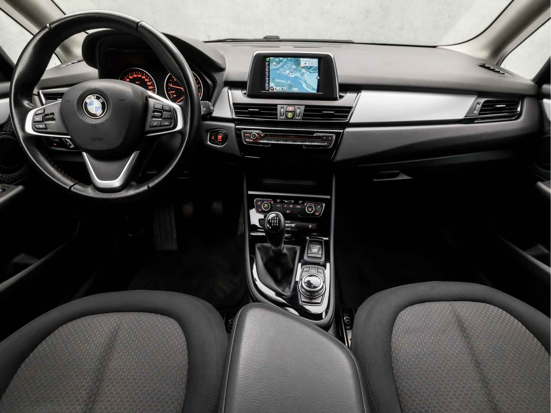 BMW 2 Serie Active Tourer 218i Centennial Executive (NAVIGATIE, CLIMATE, LED KOPLAMPEN, SPORTSTOELEN, CRUISE, PARKEERSENSOREN, NIEUWE APK, NIEUWSTAAT) - 6/37