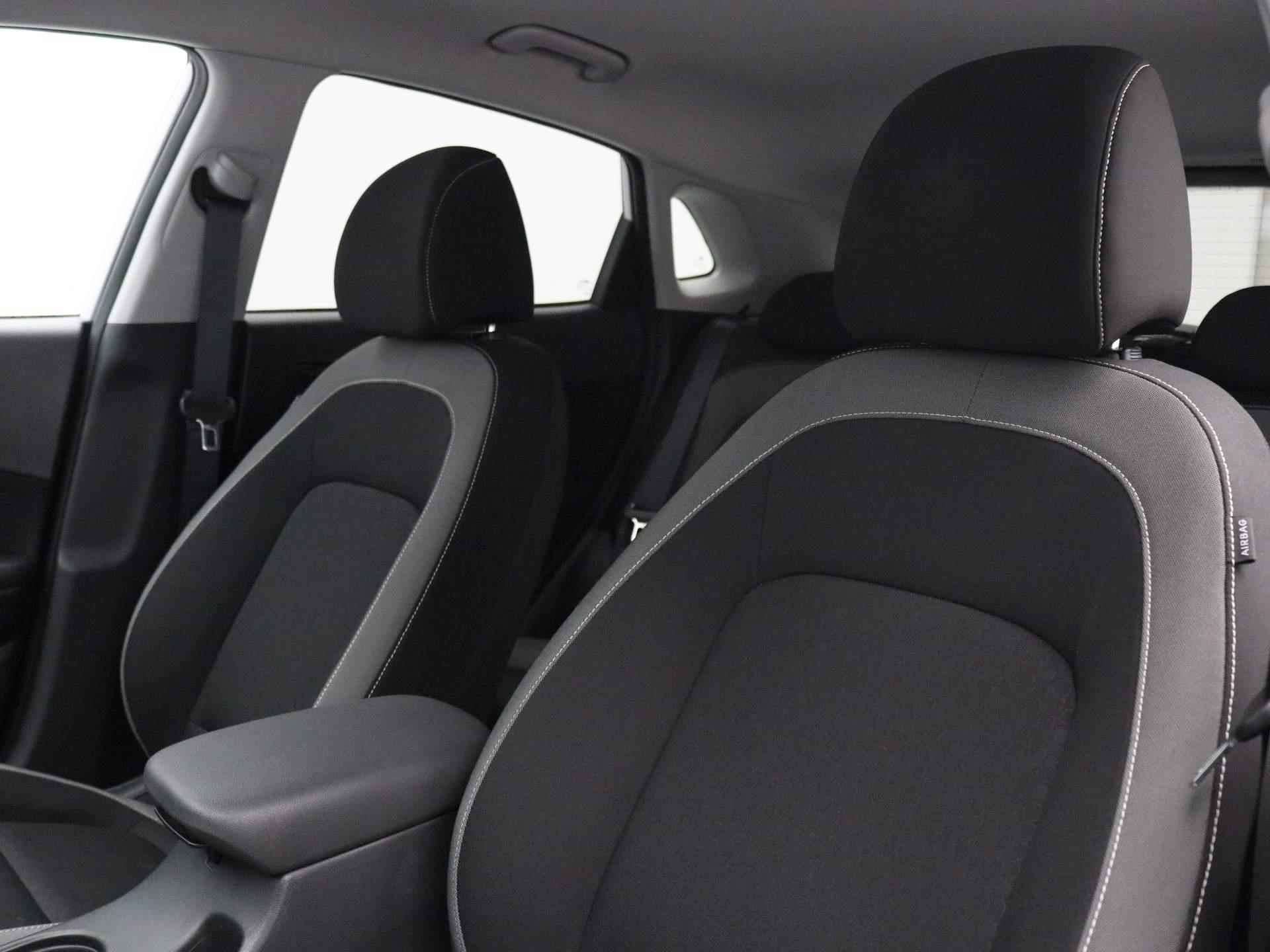Hyundai Kona 1.6 GDI HEV Fashion AUTOMAAT / Navigatie / Trekhaak / HUD Display / Two-Tone lak / Adaptive Cruise Control / All seasonbanden / 1ste Eigenaar / Historie bekend / NL auto / - 17/65