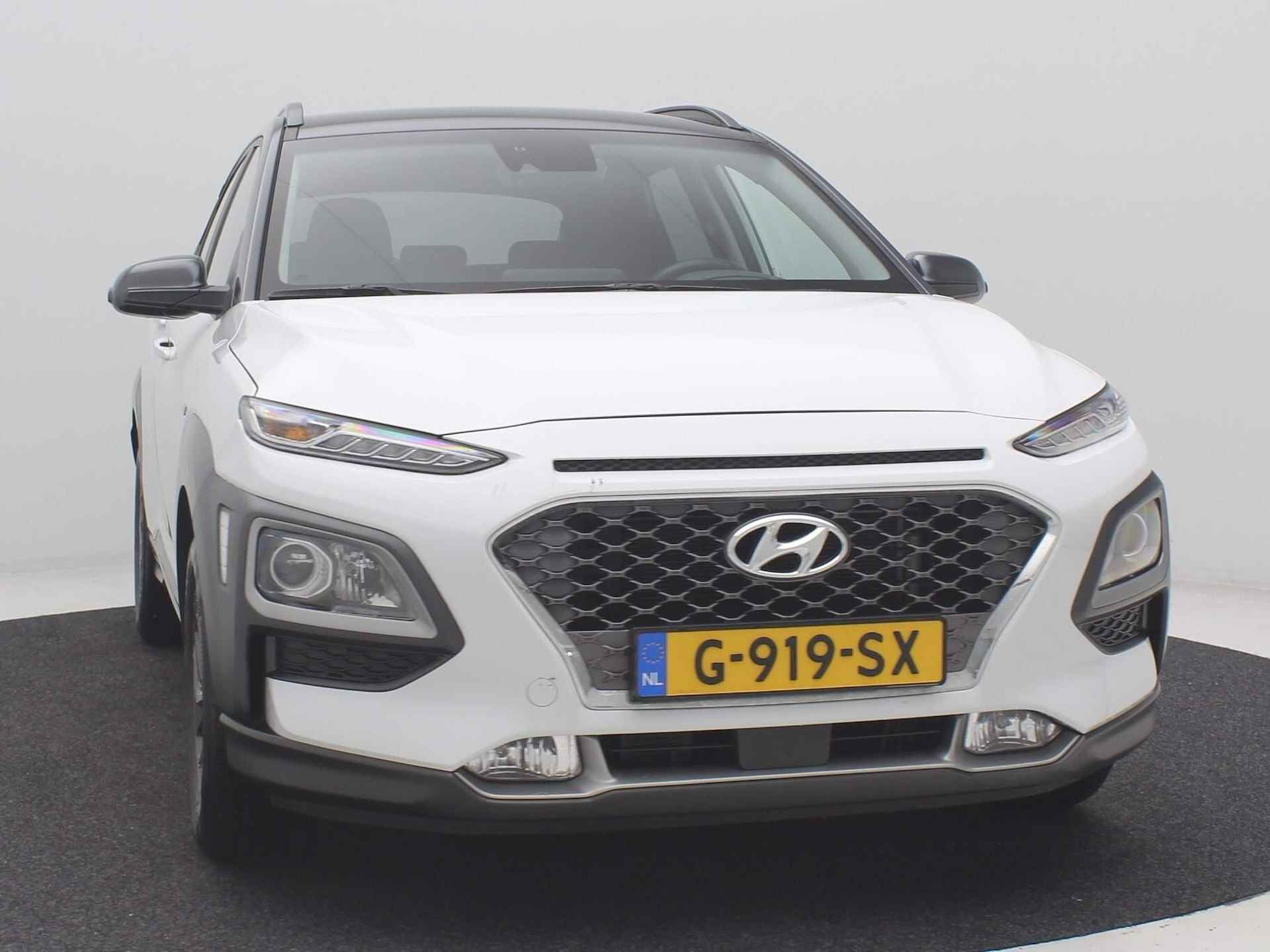 Hyundai Kona 1.6 GDI HEV Fashion AUTOMAAT / Navigatie / Trekhaak / HUD Display / Two-Tone lak / Adaptive Cruise Control / All seasonbanden / 1ste Eigenaar / Historie bekend / NL auto / - 19/65