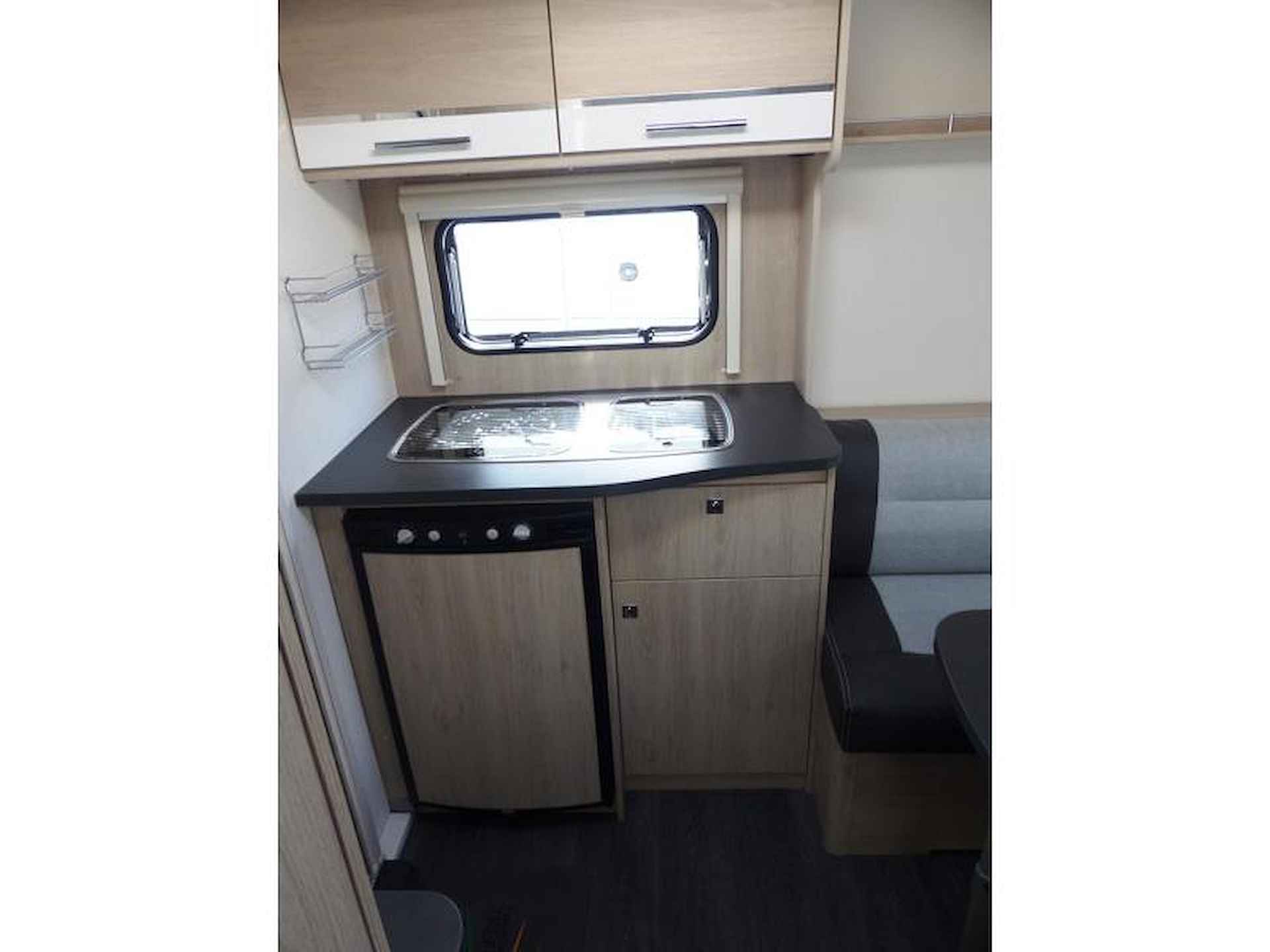 Caravelair Antares Luxe 410 met voortent en luifel - 9/11