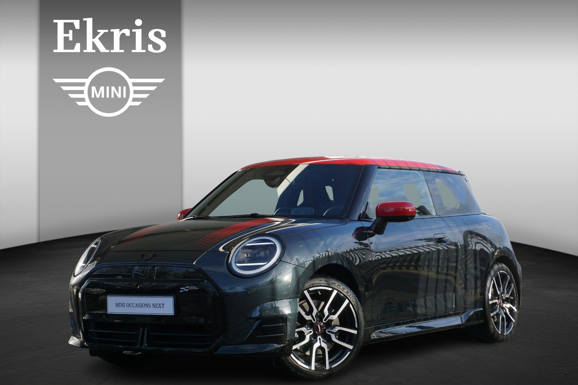 MINI 3-deurs Cooper SE John Cooper Works Uitvoering | Pakket XL | 18 inch JCW Lap Spoke 2-tone | Glazen panoramadak