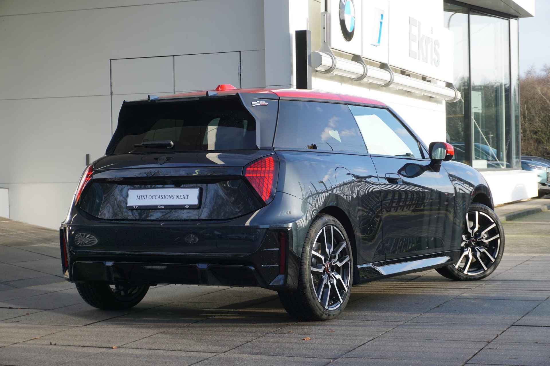 MINI 3-deurs Cooper SE John Cooper Works Uitvoering | Pakket XL | 18 inch JCW Lap Spoke 2-tone | Glazen panoramadak - 2/37