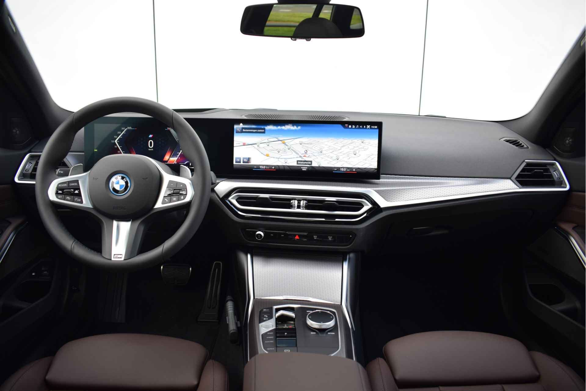 BMW 3 Serie Touring 320e High Executive M Sport Automaat / Panoramadak / Adaptieve LED / Sportstoelen / Comfort Access / Live Cockpit Professional / Harman Kardon - 4/35