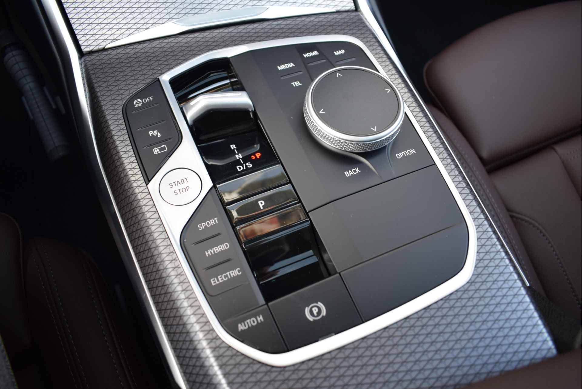 BMW 3 Serie Touring 320e High Executive M Sport Automaat / Panoramadak / Adaptieve LED / Sportstoelen / Comfort Access / Live Cockpit Professional / Harman Kardon - 31/35