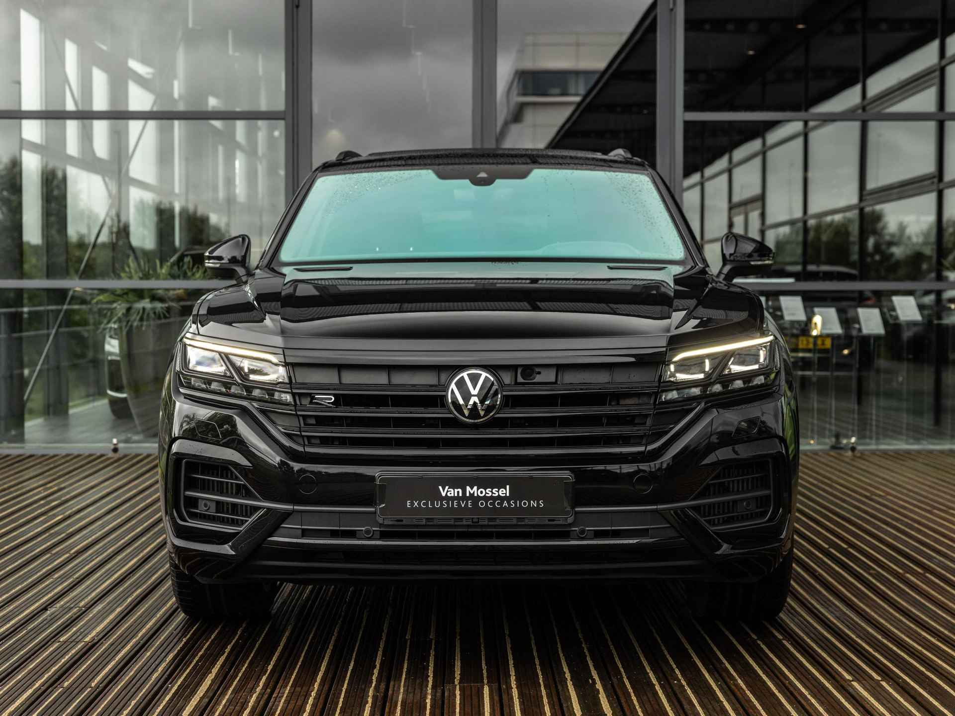 Volkswagen Touareg 3.0 TSI 4MOTION R E-Hybrid | PANORAMA/SCHUIF-KANTELDAK | SUZUKA BLACK | STOELMASSAGE | STOELVENTILATIE | TREKHAAK | ACHTERUITRIJCAMERA | LUCHTVERING | ADAPTIEVE CRUISE CONTROL | - 5/51