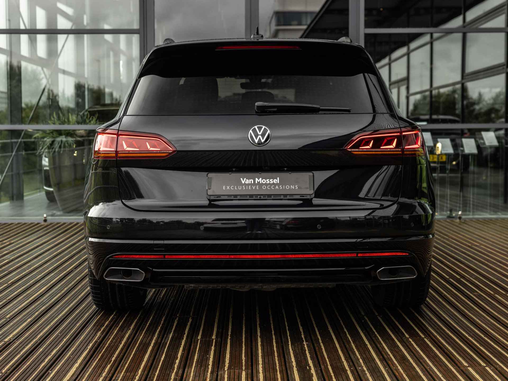 Volkswagen Touareg 3.0 TSI 4MOTION R E-Hybrid | PANORAMA/SCHUIF-KANTELDAK | SUZUKA BLACK | STOELMASSAGE | STOELVENTILATIE | TREKHAAK | ACHTERUITRIJCAMERA | LUCHTVERING | ADAPTIEVE CRUISE CONTROL | - 13/51