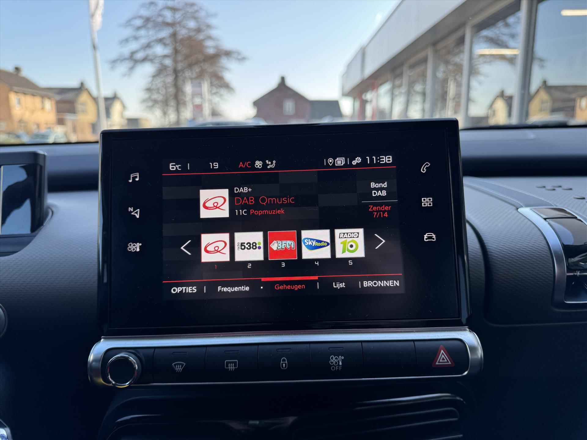 Citroen C4 Cactus 1.2 PureTech Shine | Navigatie, Parkeercamera, Cruise control, Apple CarPlay/Android auto, 16 inch - 15/28