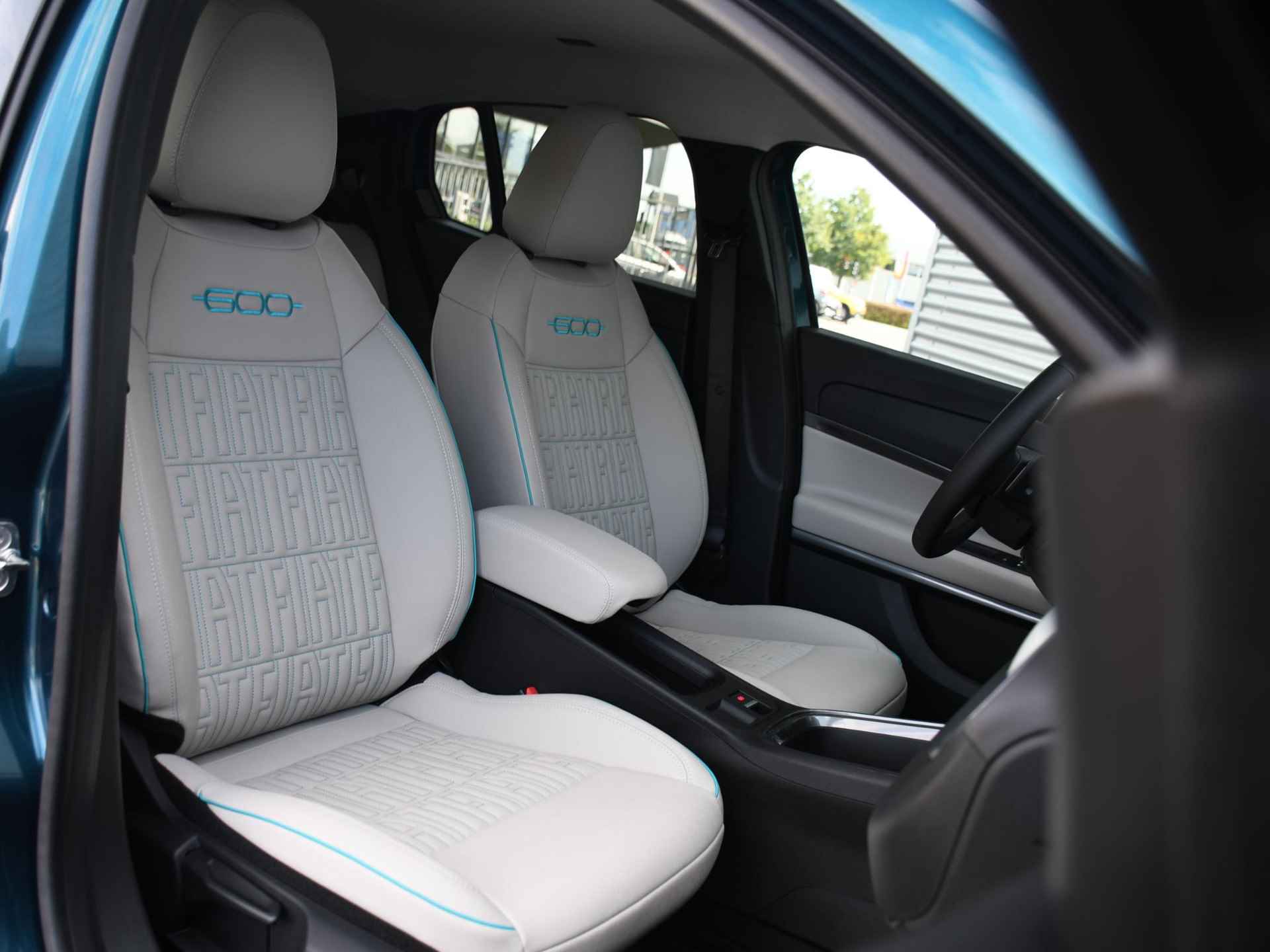 Fiat 600 La Prima 1.2 Hybrid 100pk Automaat MASSAGE | DODE HOEK | ADAPT. CRUISE | PDC + CAM. | 18''LM - 8/35