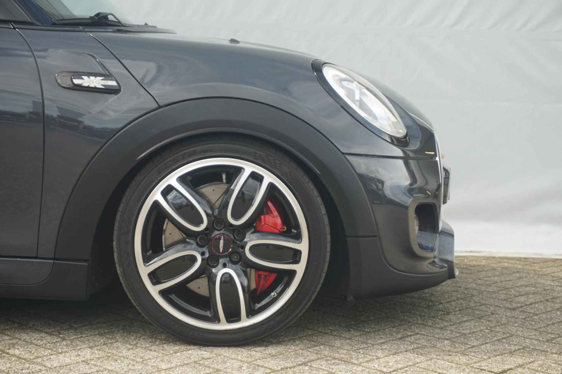 MINI 3-deurs Cooper S Serious Business JCW pakket + PDC Achter - 5/23