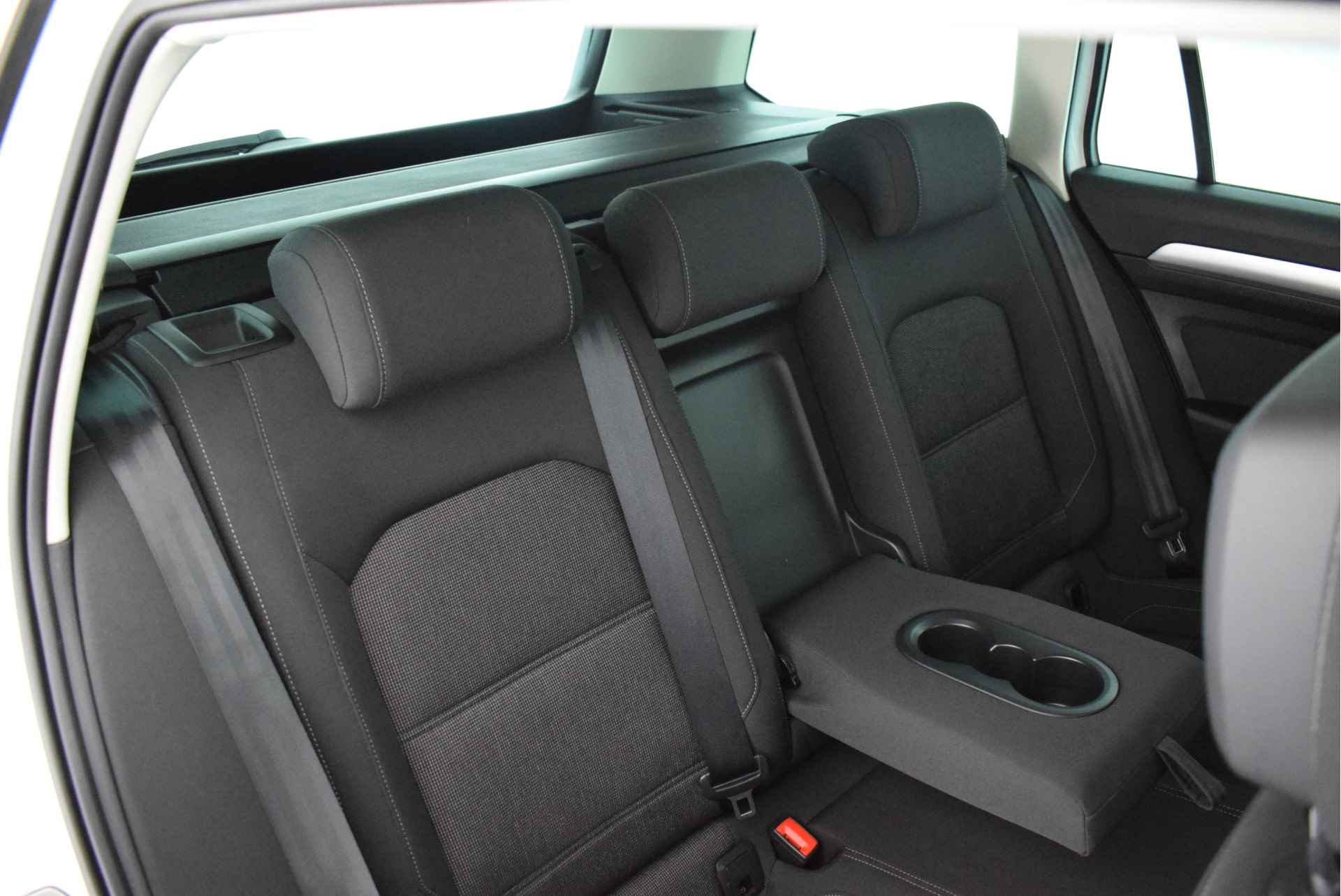 Volkswagen Passat Variant 2.0 TDI 150pk DSG Comfortline Business Trekhaak Keyless Led Navigatie - 33/45
