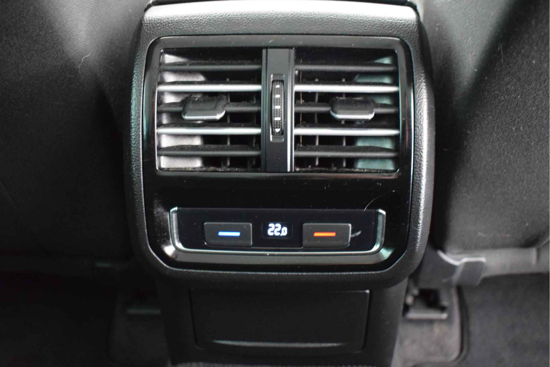 Volkswagen Passat Variant 2.0 TDI 150pk DSG Comfortline Business Trekhaak Keyless Led Navigatie - 34/45