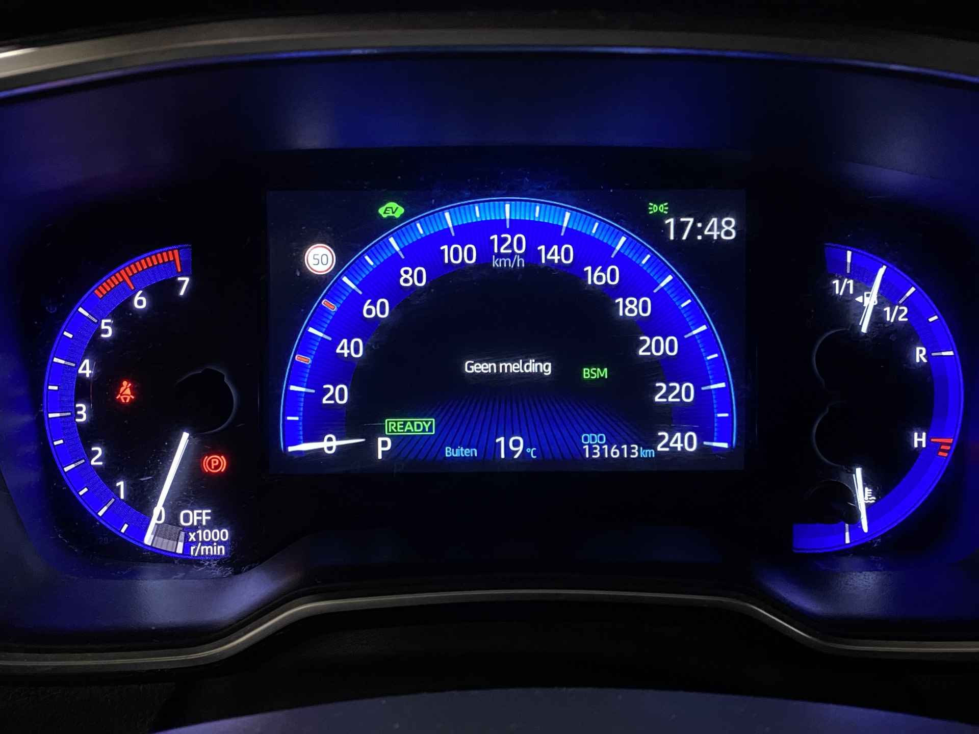 Toyota Corolla 1.8 Hybrid Executive - 33/46