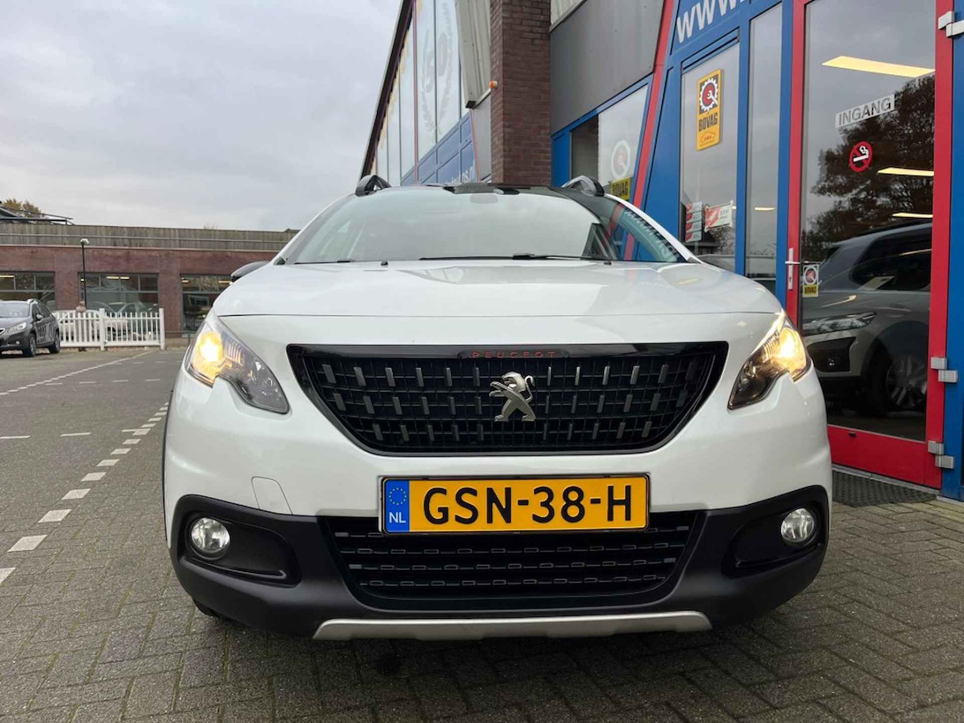 PEUGEOT 2008 1.2 130pk GT-Line Panodak Navi Carplay Camera Leer Airco(ECC) - 29/32