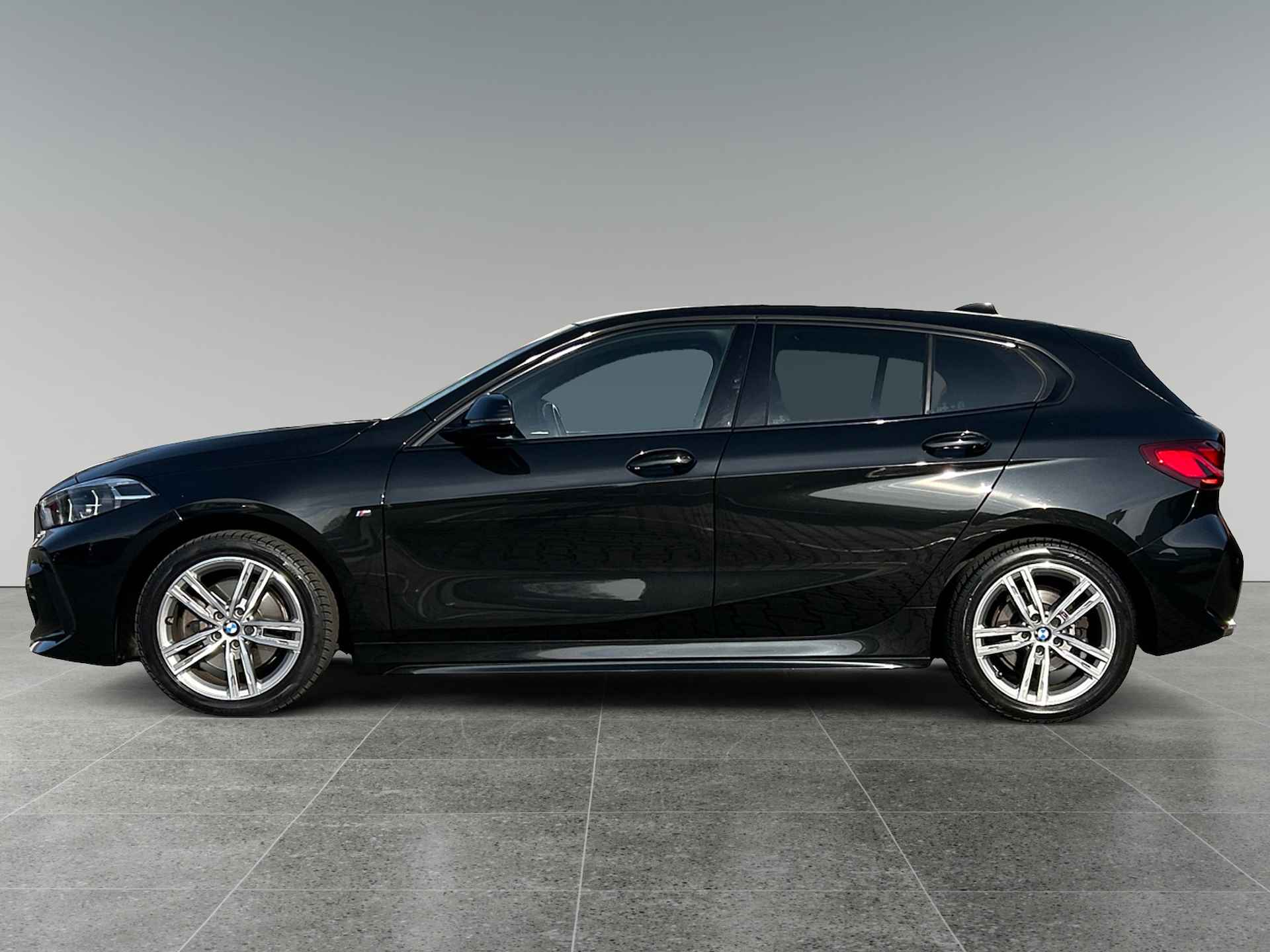 BMW 1-serie 118d Business M-Sport | incl. 12 maanden garantie | Virtual cockpit | Zwarte hemel | Cruise control | Stoelverwarming | 17 " lichtmetalen velgen | Parkeersensoren voor + achter | Ambiance verlichting | DAB+ radio | Navigatie full map | LED verlichting | - 3/50