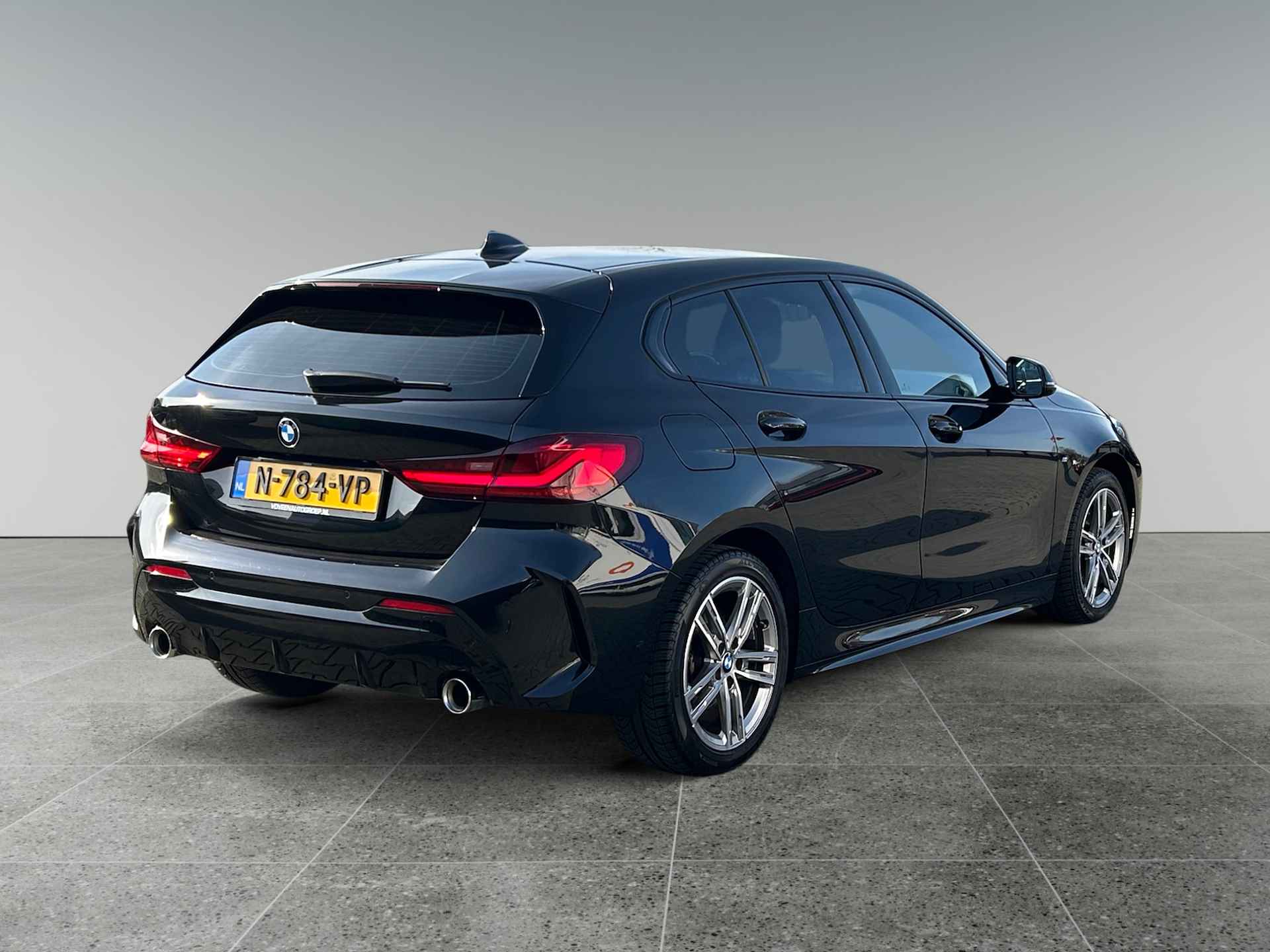 BMW 1-serie 118d Business M-Sport | incl. 12 maanden garantie | Virtual cockpit | Zwarte hemel | Cruise control | Stoelverwarming | 17 " lichtmetalen velgen | Parkeersensoren voor + achter | Ambiance verlichting | DAB+ radio | Navigatie full map | LED verlichting | - 6/50