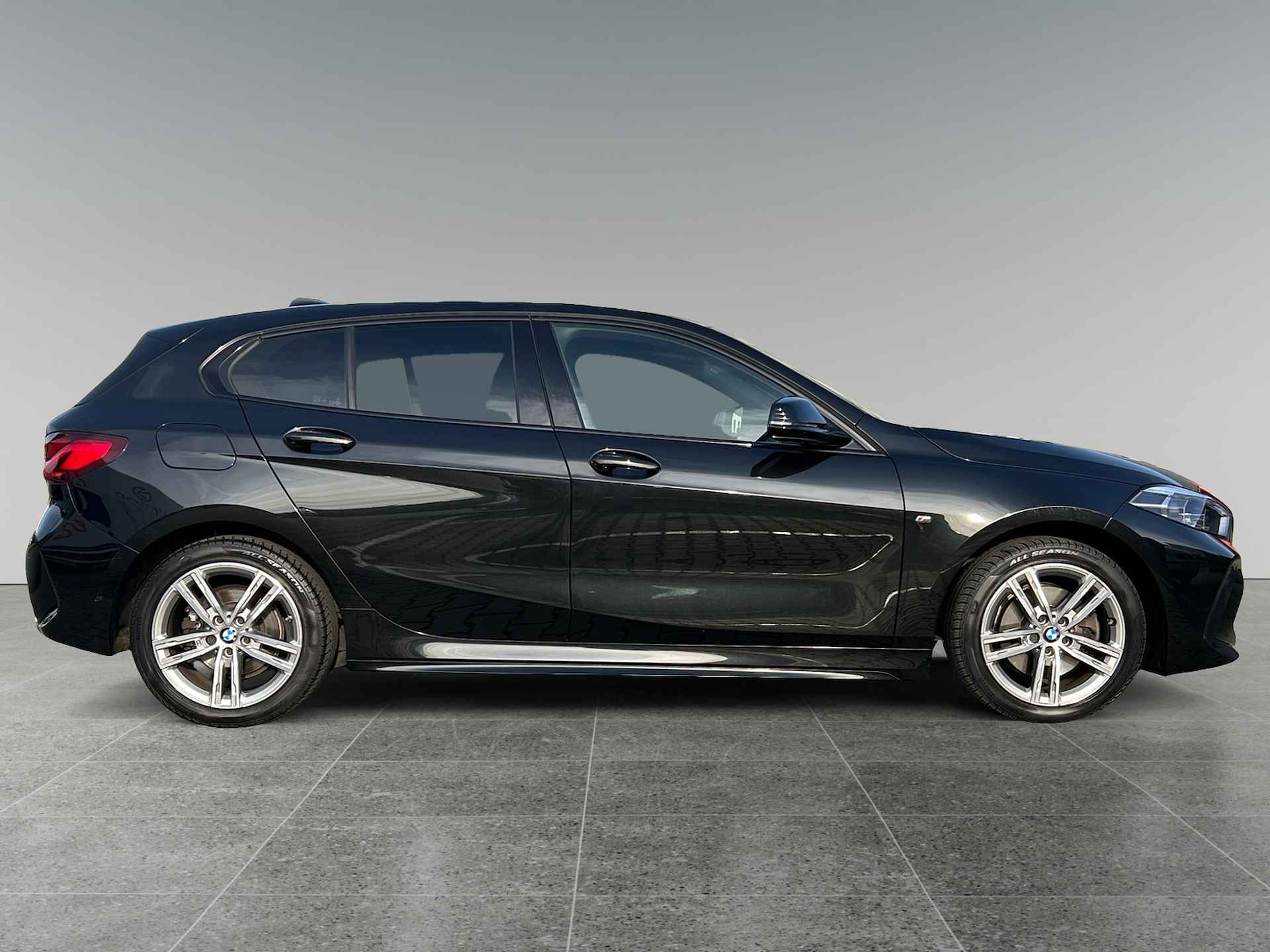 BMW 1-serie 118d Business M-Sport | incl. 12 maanden garantie | Virtual cockpit | Zwarte hemel | Cruise control | Stoelverwarming | 17 " lichtmetalen velgen | Parkeersensoren voor + achter | Ambiance verlichting | DAB+ radio | Navigatie full map | LED verlichting | - 7/50