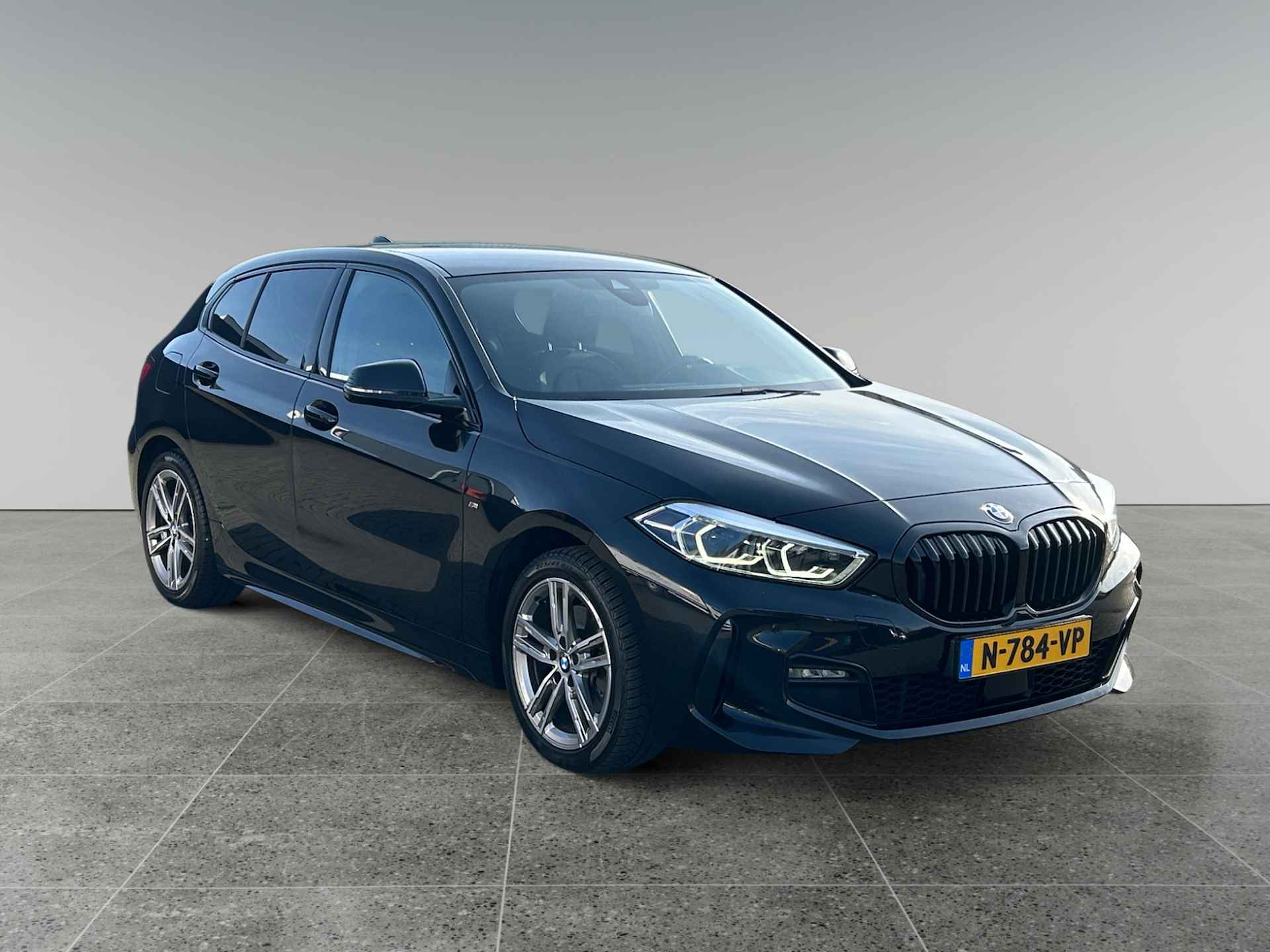 BMW 1-serie 118d Business M-Sport | incl. 12 maanden garantie | Virtual cockpit | Zwarte hemel | Cruise control | Stoelverwarming | 17 " lichtmetalen velgen | Parkeersensoren voor + achter | Ambiance verlichting | DAB+ radio | Navigatie full map | LED verlichting | - 8/50