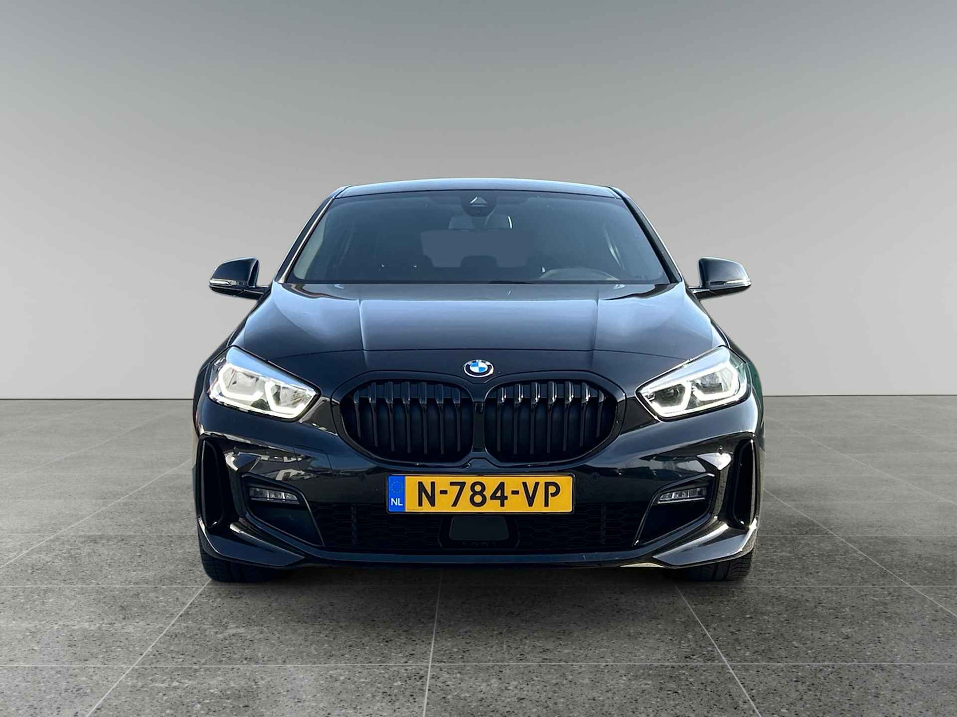 BMW 1-serie 118d Business M-Sport | incl. 12 maanden garantie | Virtual cockpit | Zwarte hemel | Cruise control | Stoelverwarming | 17 " lichtmetalen velgen | Parkeersensoren voor + achter | Ambiance verlichting | DAB+ radio | Navigatie full map | LED verlichting | - 9/50