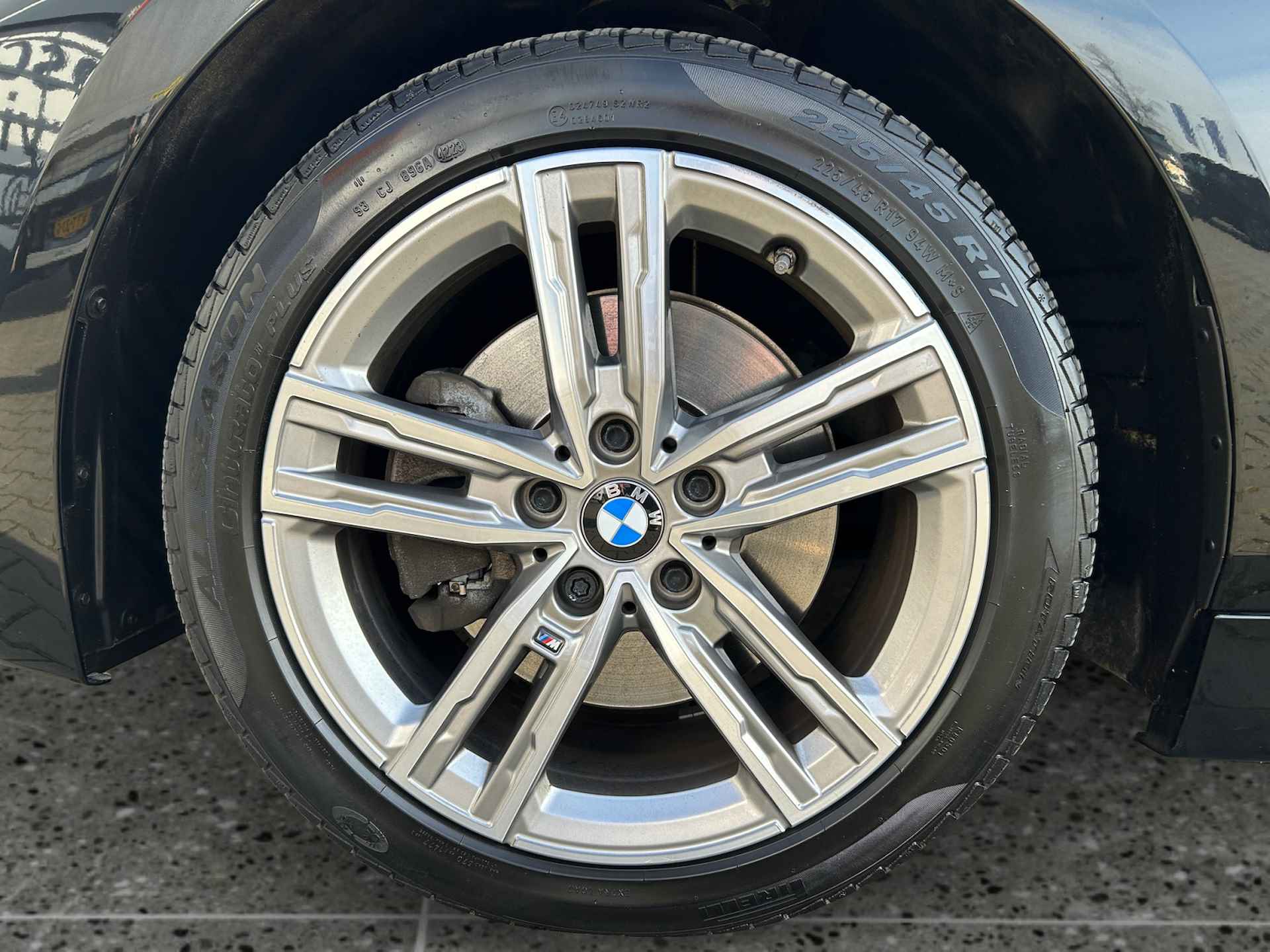 BMW 1-serie 118d Business M-Sport | incl. 12 maanden garantie | Virtual cockpit | Zwarte hemel | Cruise control | Stoelverwarming | 17 " lichtmetalen velgen | Parkeersensoren voor + achter | Ambiance verlichting | DAB+ radio | Navigatie full map | LED verlichting | - 16/50