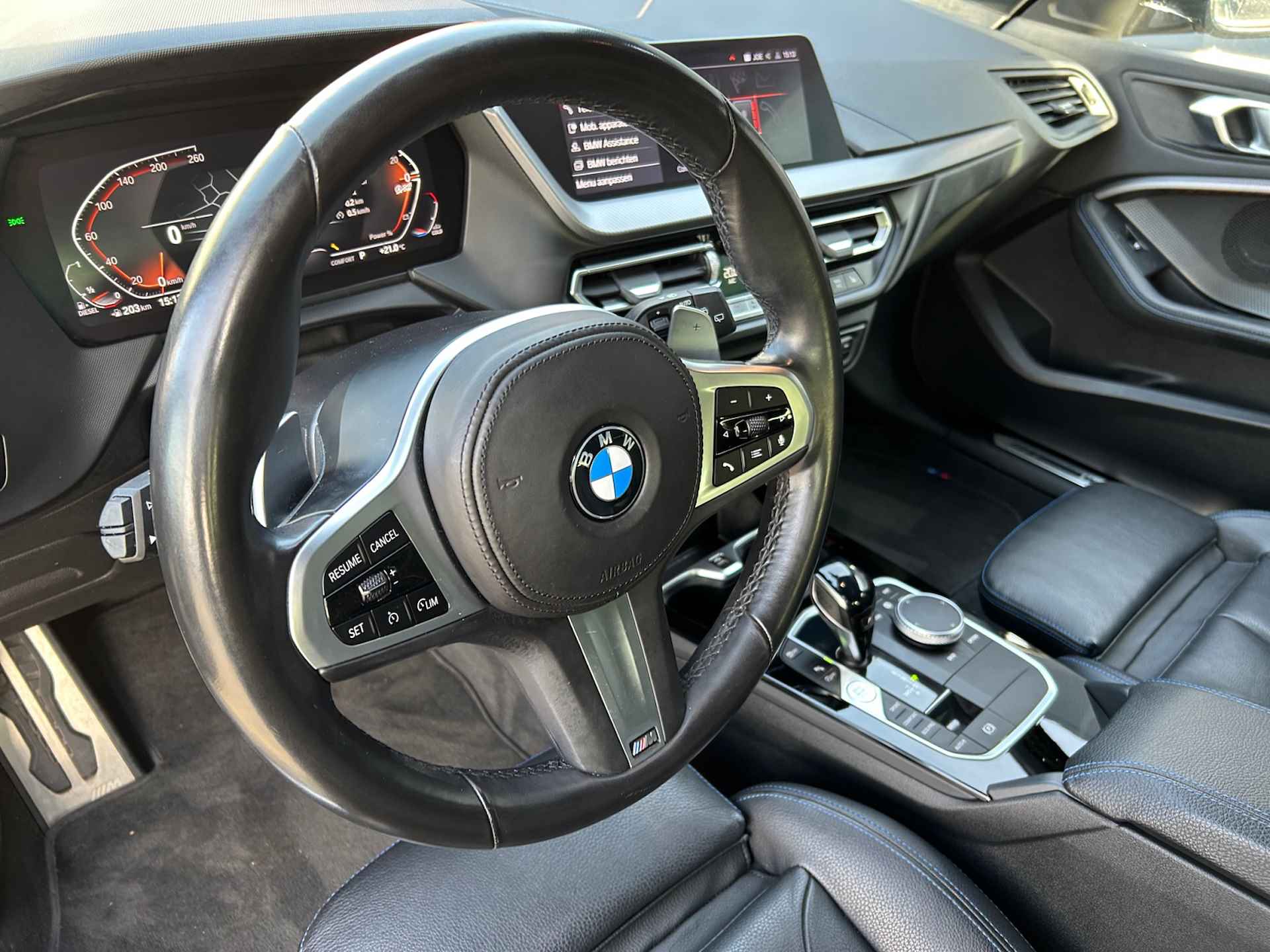 BMW 1-serie 118d Business M-Sport | incl. 12 maanden garantie | Virtual cockpit | Zwarte hemel | Cruise control | Stoelverwarming | 17 " lichtmetalen velgen | Parkeersensoren voor + achter | Ambiance verlichting | DAB+ radio | Navigatie full map | LED verlichting | - 39/50