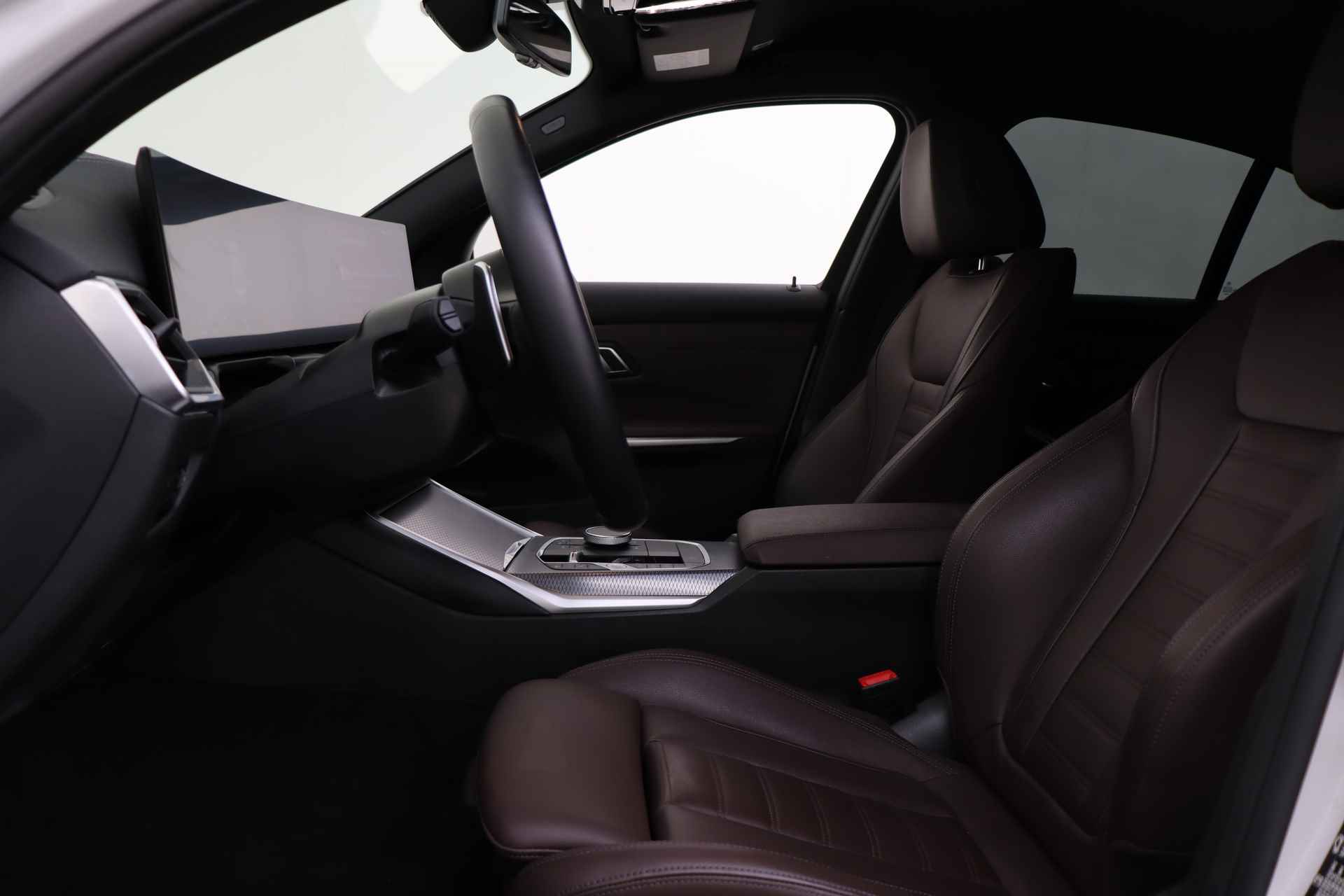 BMW 3-serie 330i High Executive M Sport Automaat / Sportstoelen / Live Cockpit Professional / M Sportonderstel / Leder / Stoelverwarming - 9/53