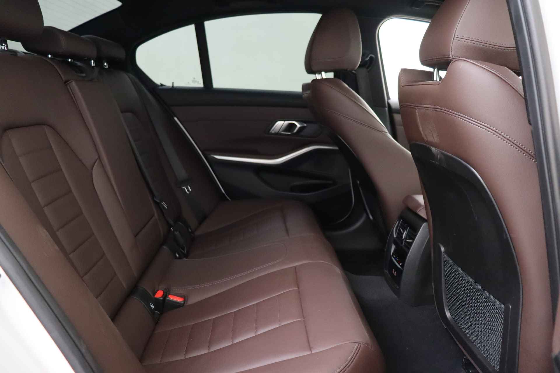 BMW 3-serie 330i High Executive M Sport Automaat / Sportstoelen / Live Cockpit Professional / M Sportonderstel / Leder / Stoelverwarming - 20/53