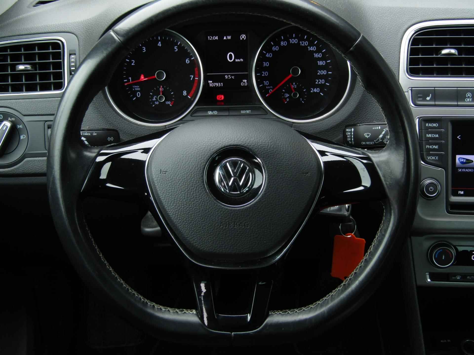 Volkswagen POLO 1.0 75PK LOUNGE | * CRUISE CONTROL * NAVIGATIE * BLUETOOTH * PARKEERSENSOREN * STOELVERWARMING * - 7/23