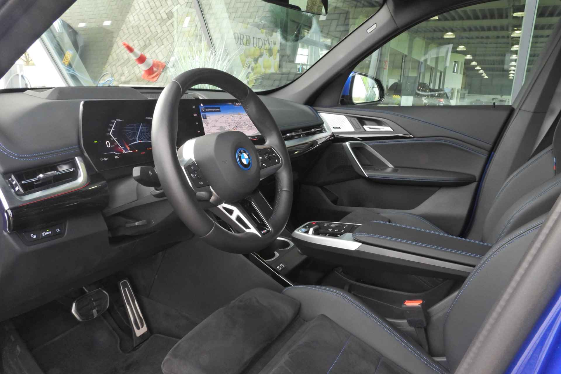 BMW iX1 xDrive30 M Sport / Panoramadak / Harman Kardon / Apple CarPlay / Adaptief M Onderstel / Elektrische Sportstoelen / Travel Pack / Head-Up Display / 19 inch LMV - 9/39