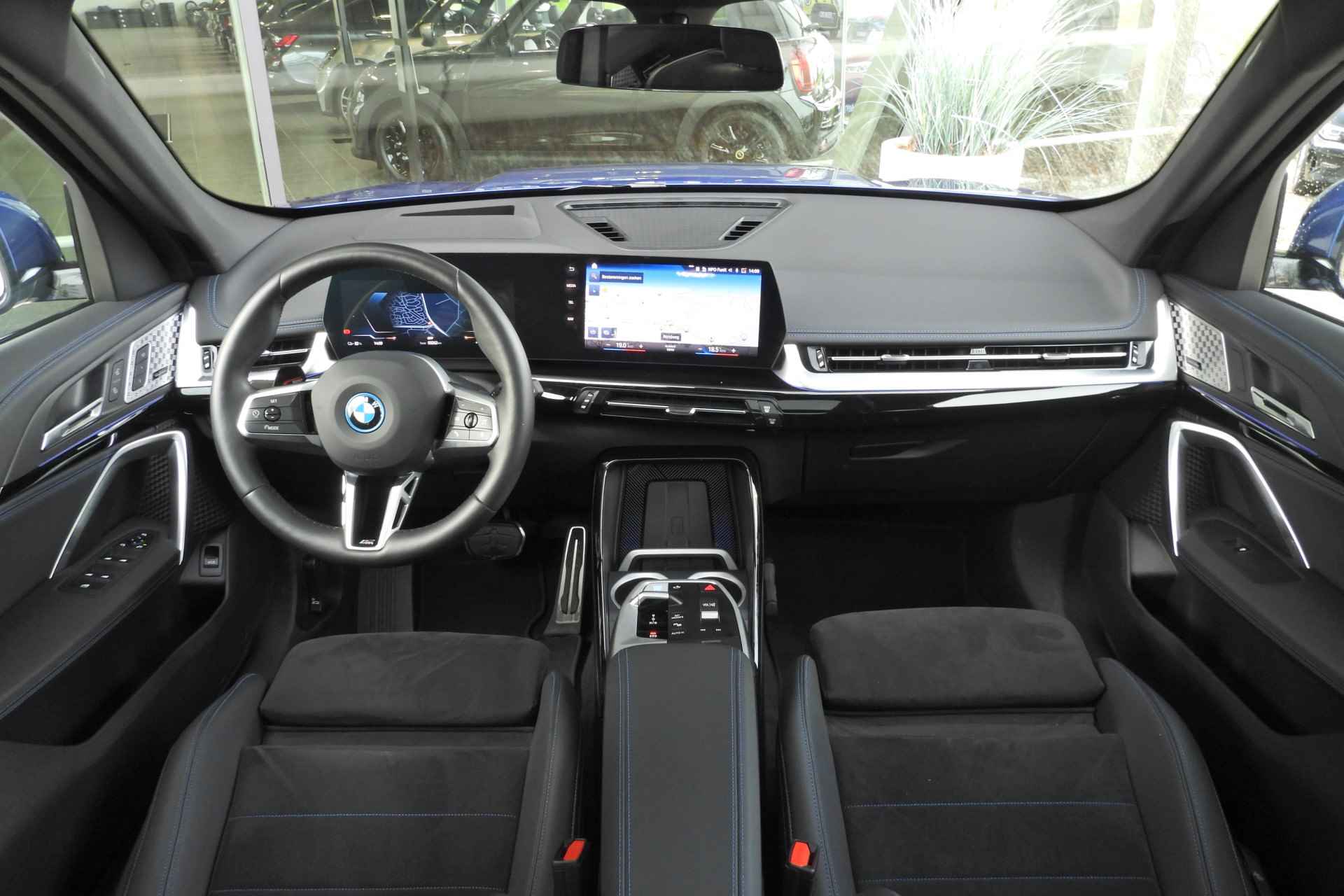 BMW iX1 xDrive30 M Sport / Panoramadak / Harman Kardon / Apple CarPlay / Adaptief M Onderstel / Elektrische Sportstoelen / Travel Pack / Head-Up Display / 19 inch LMV - 25/39