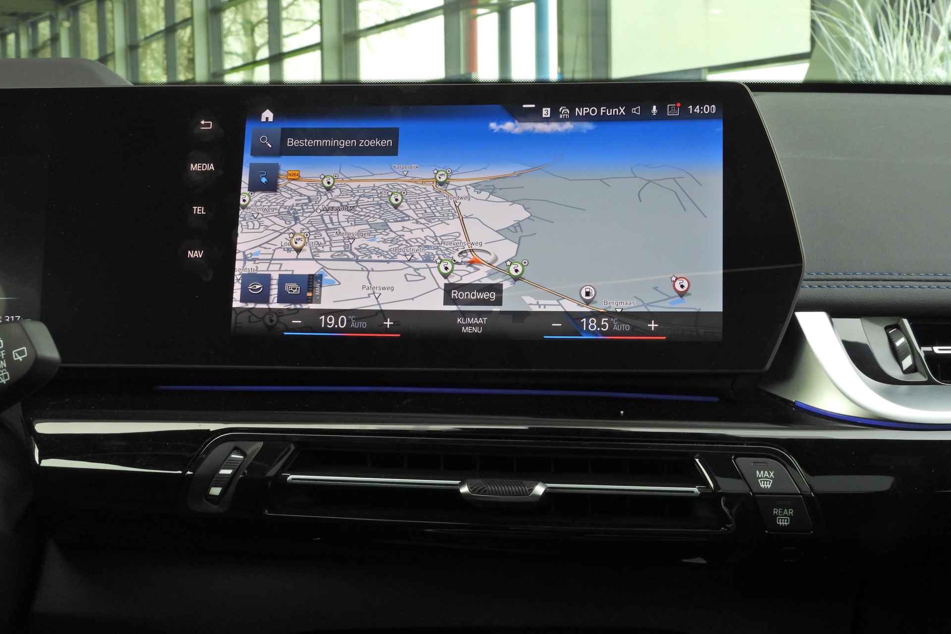 BMW iX1 xDrive30 M Sport / Panoramadak / Harman Kardon / Apple CarPlay / Adaptief M Onderstel / Elektrische Sportstoelen / Travel Pack / Head-Up Display / 19 inch LMV - 26/39