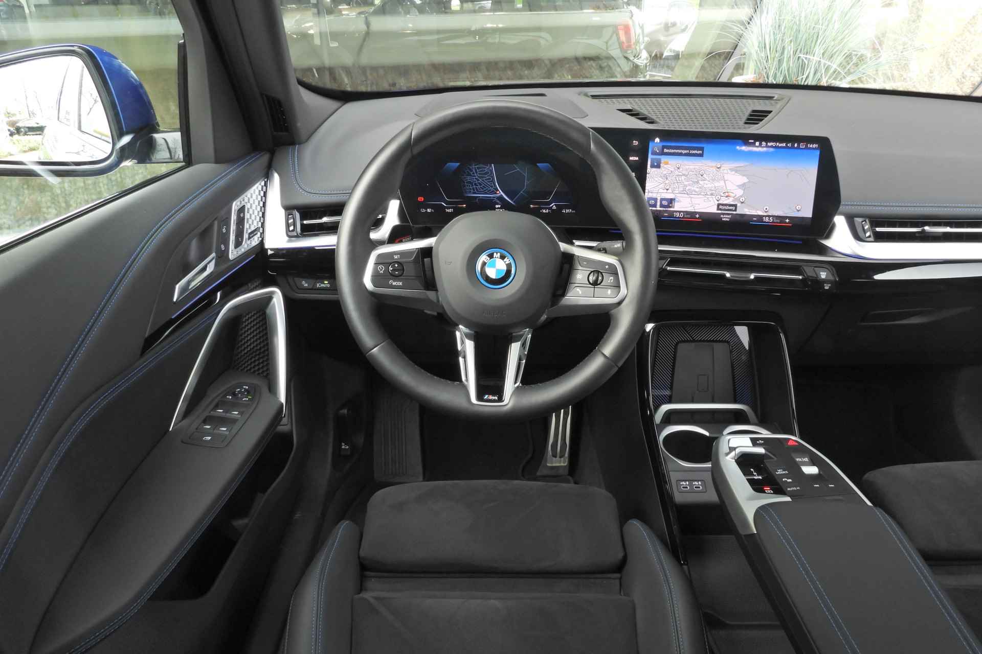 BMW iX1 xDrive30 M Sport / Panoramadak / Harman Kardon / Apple CarPlay / Adaptief M Onderstel / Elektrische Sportstoelen / Travel Pack / Head-Up Display / 19 inch LMV - 28/39