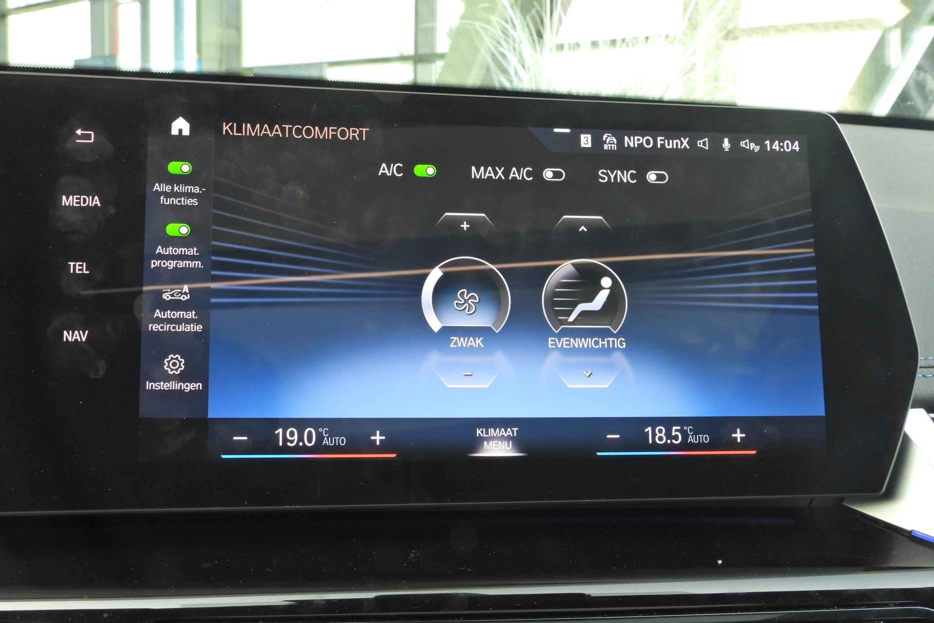 BMW iX1 xDrive30 M Sport / Panoramadak / Harman Kardon / Apple CarPlay / Adaptief M Onderstel / Elektrische Sportstoelen / Travel Pack / Head-Up Display / 19 inch LMV - 33/39