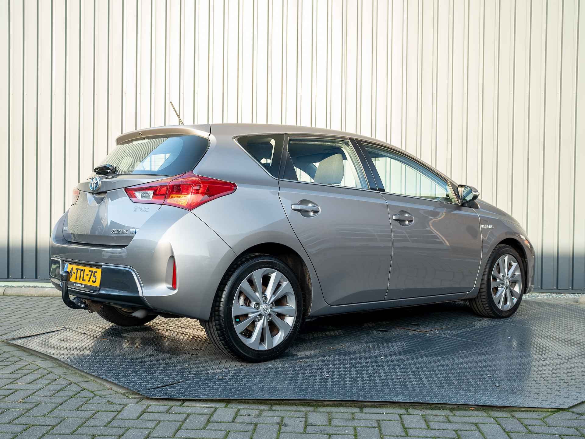 Toyota Auris 1.8 Hybrid Dynamic | 17'' | Keyless | Camera | Trekhaak | Navi | Prijs Rijklaar!! - 40/41