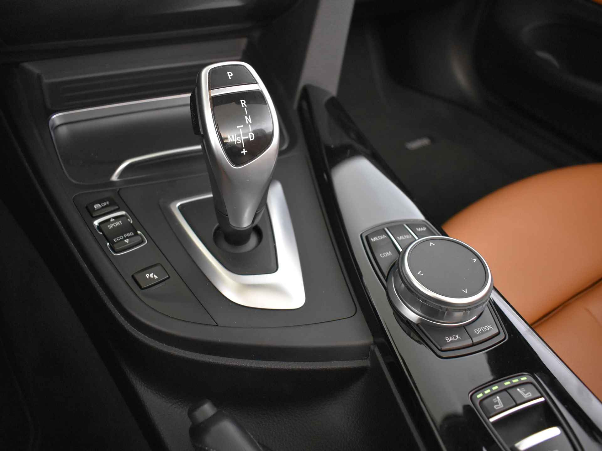 BMW 4 Serie Cabrio 430i High Executive Sport Line Automaat / Air Collar / Sportstoelen / Adaptieve LED / Head-Up / Comfort Access / Navigatie Professional / Stoelverwarming - 38/50